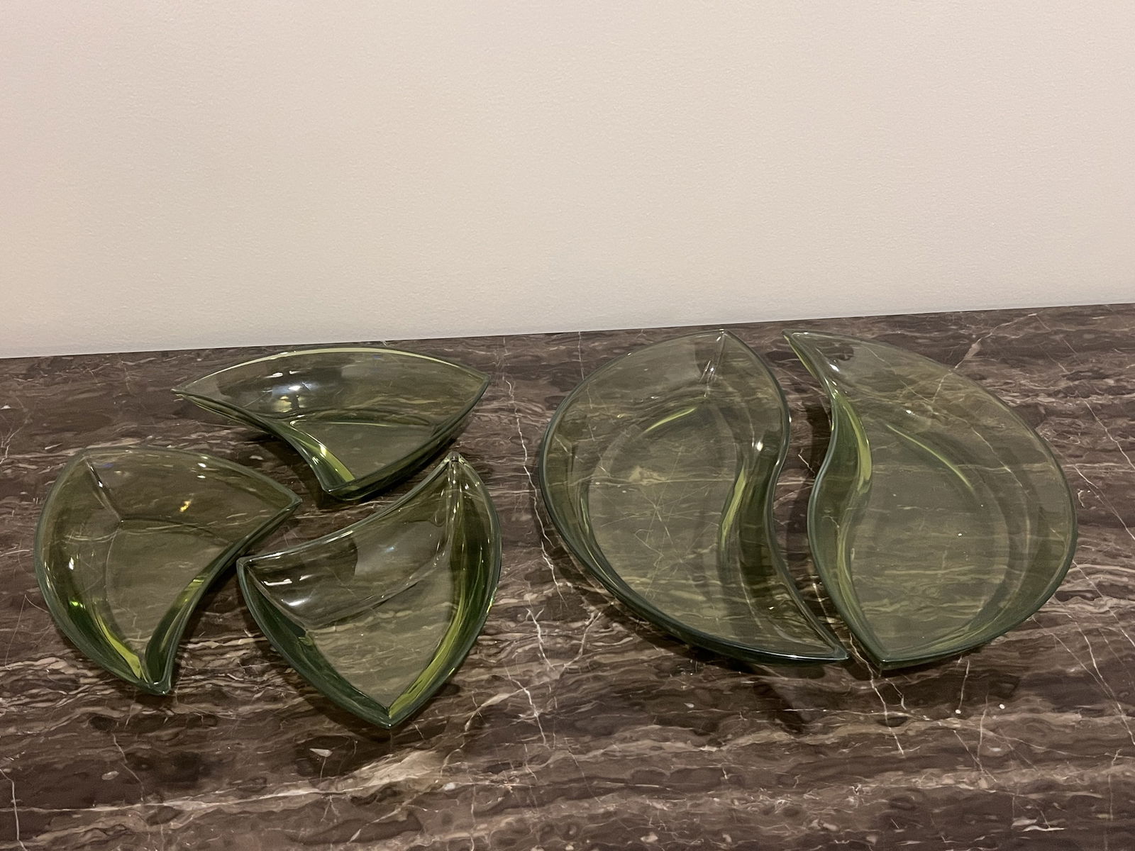 Villeroy & Boch New Wave Appetizer Dishes: 5 pieces of green Mid-Century modern glass. Marked Villeroy & Boch under. Dimensions: Larger: L 11" x W 5.5" Condition: No issues to note, clean. Low Estimate: 10.00High Estimate: 10000.00