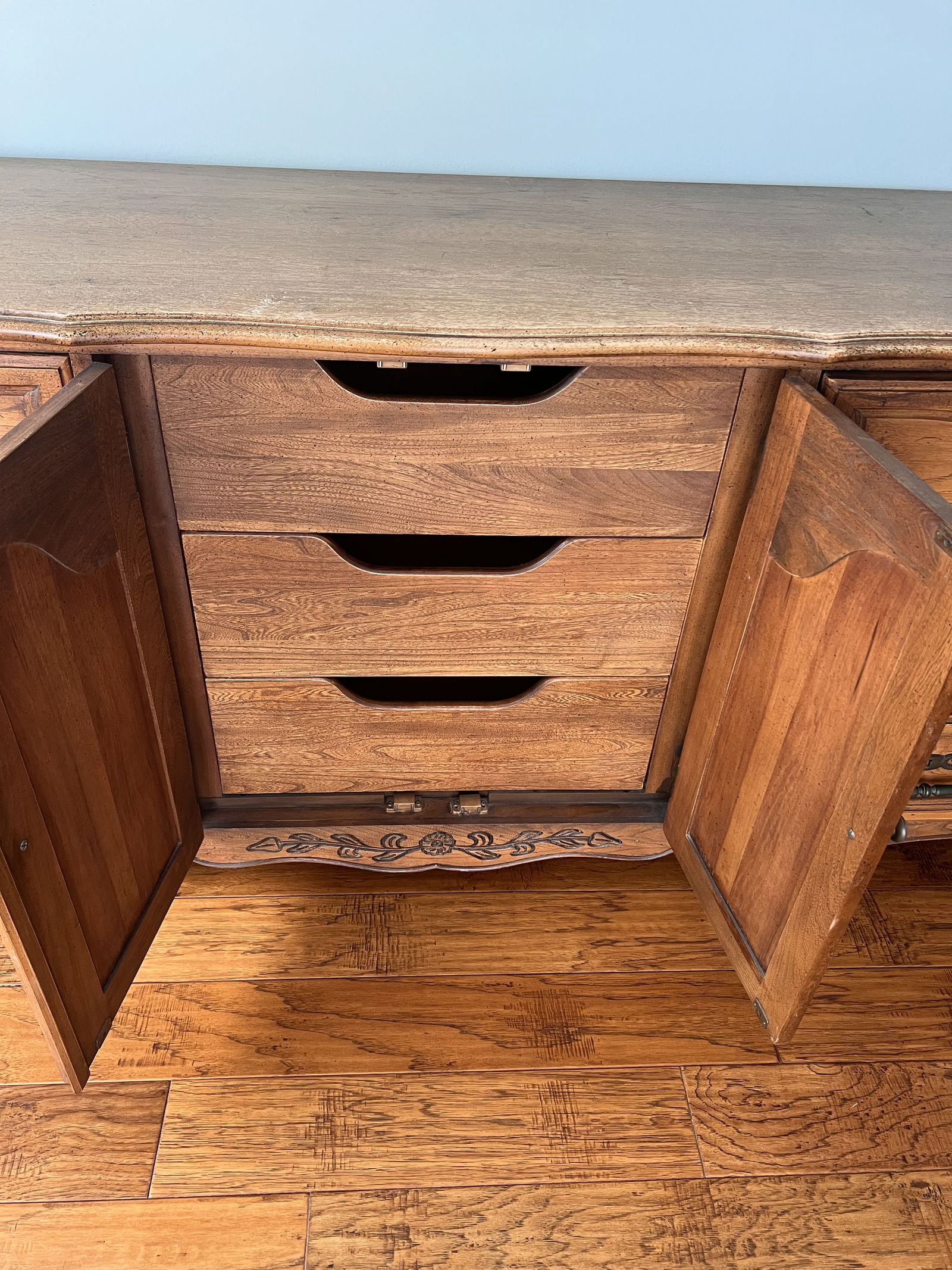 Hickory Furniture French Provincial Bedroom Set - 5