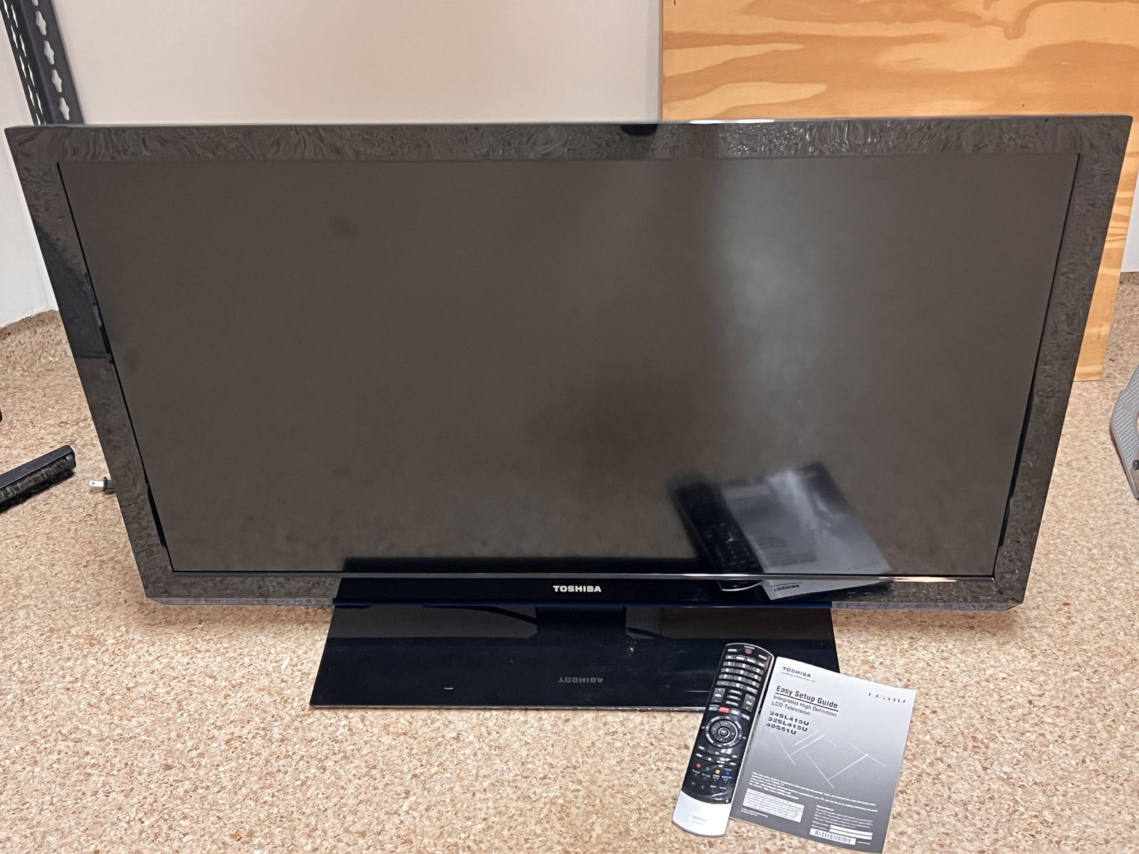 Toshiba 40" Smart TV (1 of 5)