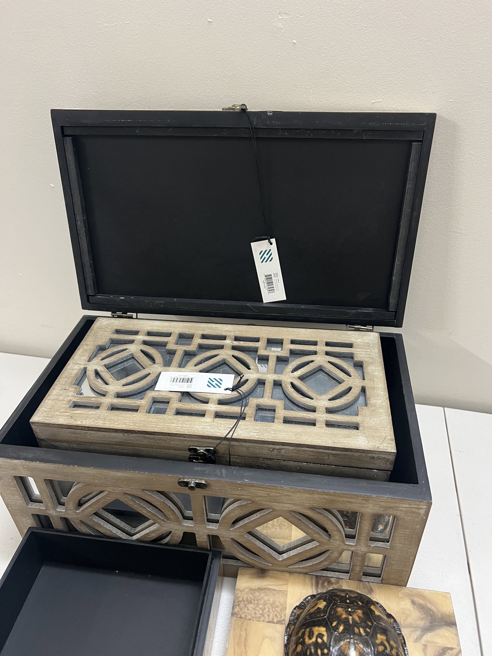 Grouping of Decorative Items incl boxes - 10
