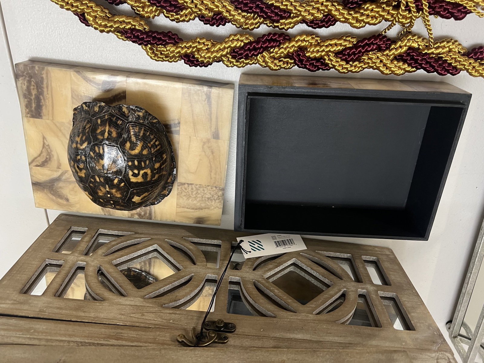 Grouping of Decorative Items incl boxes - 8