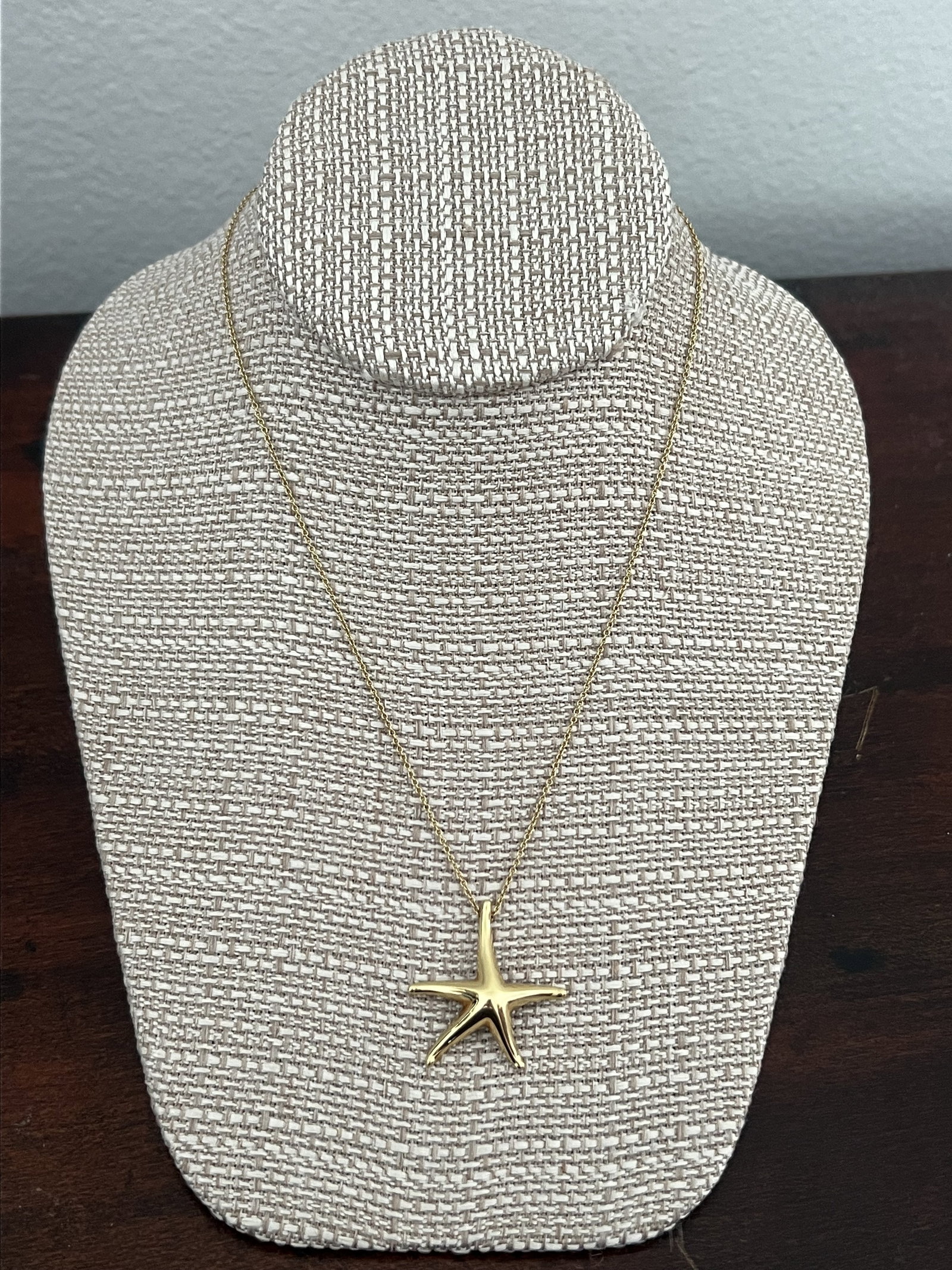 Tiffany & Co Elsa Peretti 18k Yellow Gold Starfish Necklace: Hallmarked on necklace Peretti, Italy, 750 and T & Co. Necklace L 16" Starfish: 1.25" Weight: 8 dwt Condition: Very good, lightly used. Low Estimate: 10.00 High Estimate: 10000.00