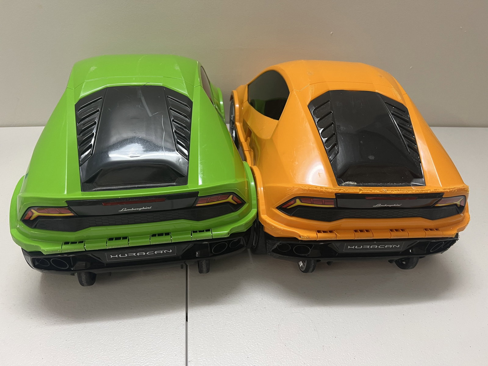 (2) Lamborghini Rolling Suitcases Kids - 16