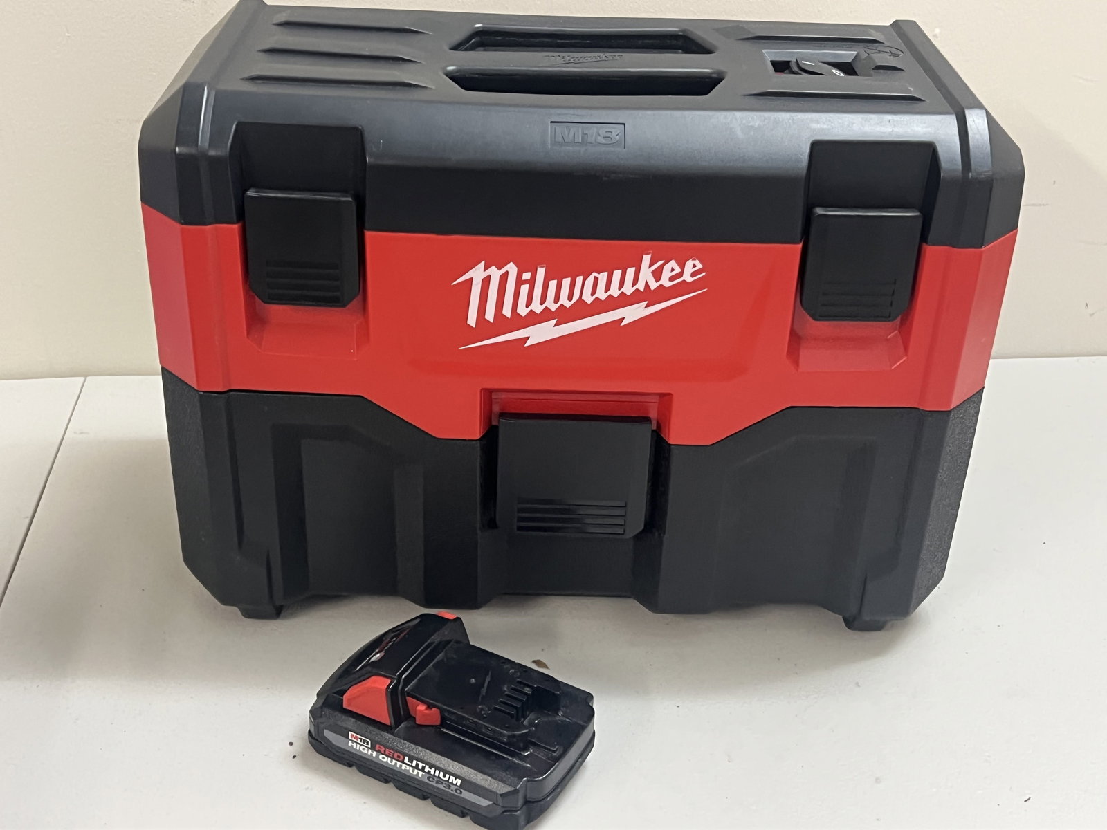 Milwaukee 2 Gallon Wet Dry Vac: Dimensions: L 17" x H 12" Condition: Lightly used. Low Estimate: 10.00 High Estimate: 10000.00