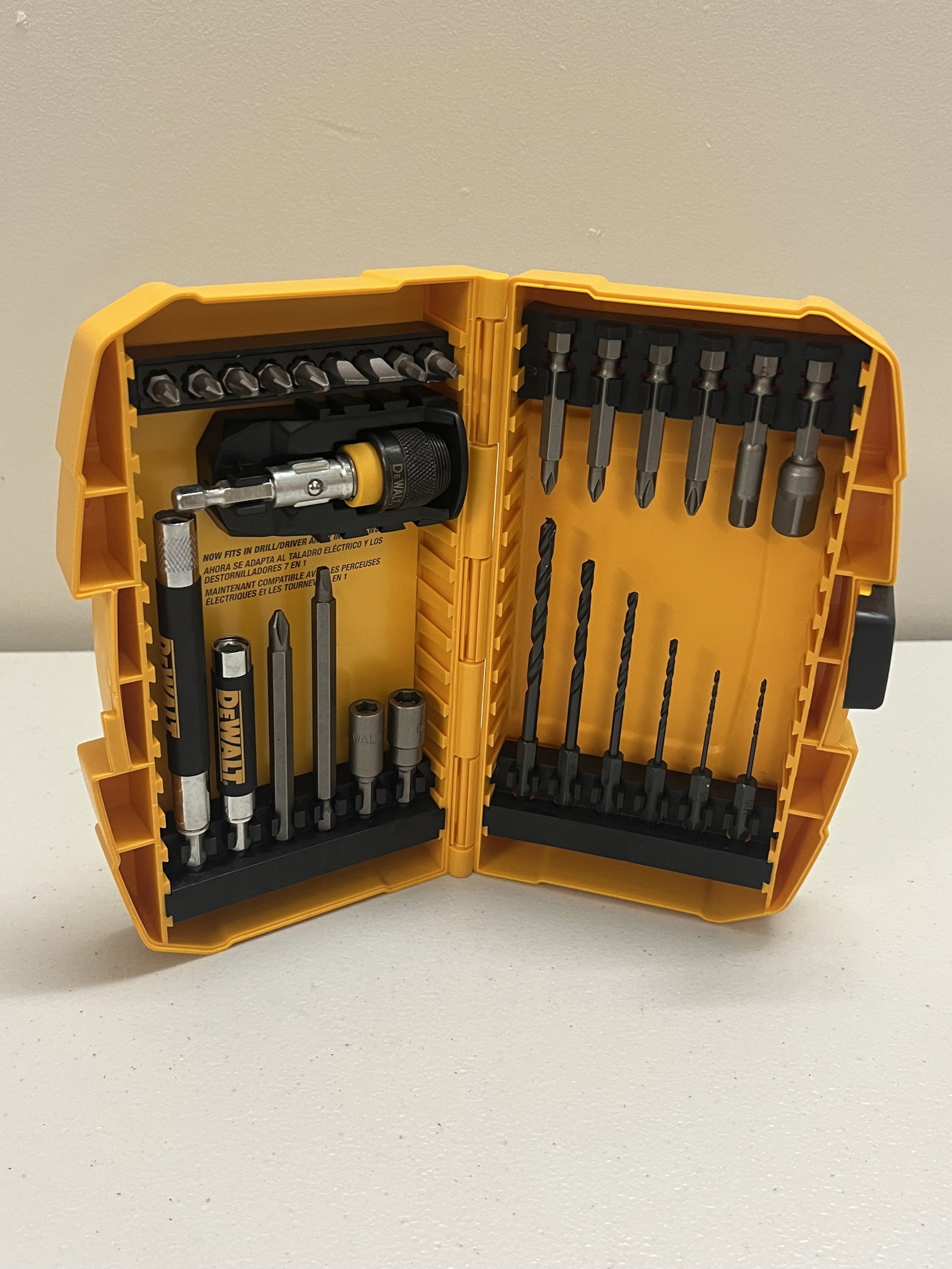 Dewalt Drill Bits: In case. Dimensions: L 8" x W 5" Condition: Barely used, complete. Low Estimate: 10.00 High Estimate: 10000.00