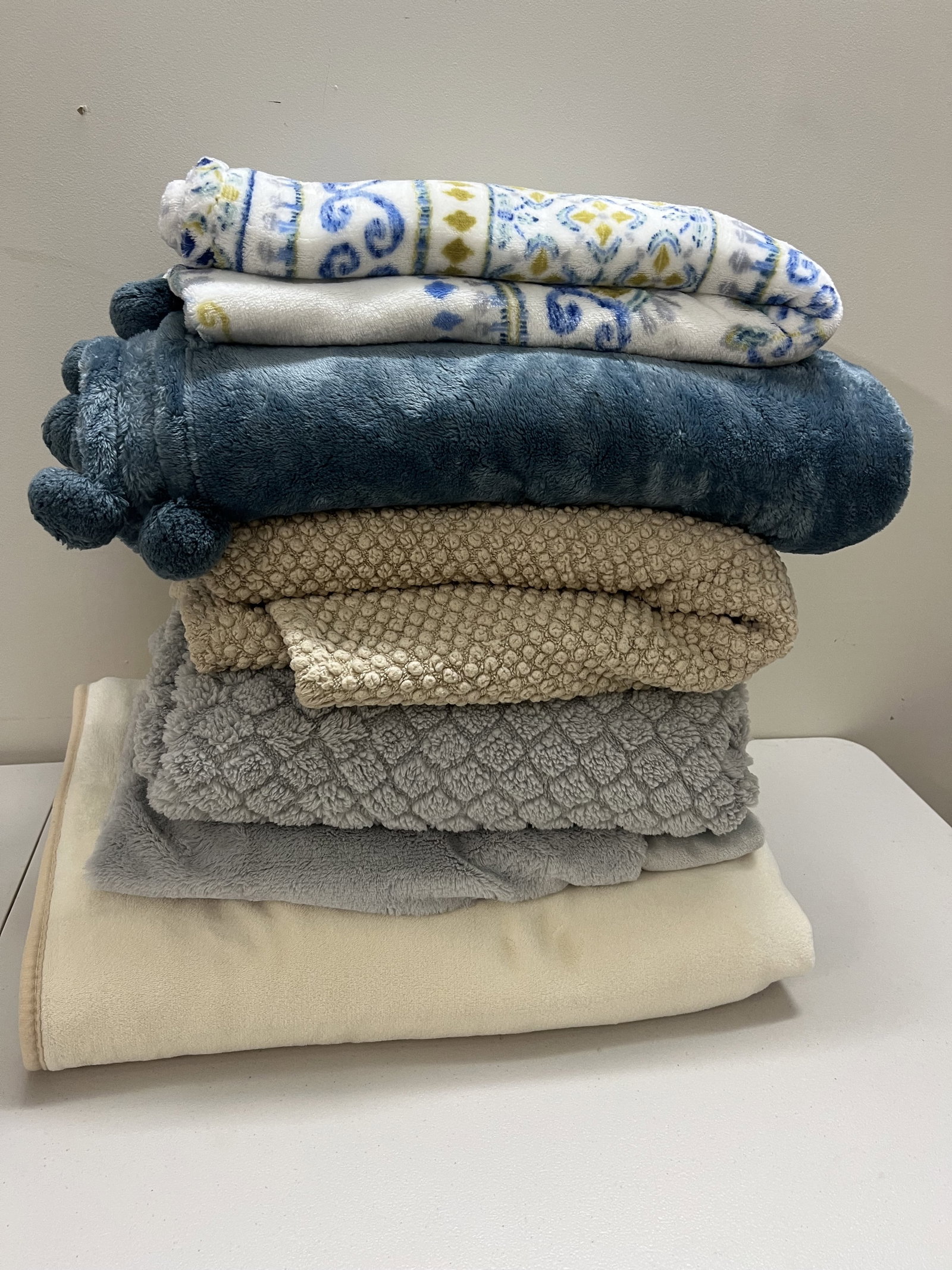 (6) Assorted Blankets: Faux fur, tassle, fuzzy and warm. Largest is the cream color for a queen, then twin or throw sizes. Condition: Used, good. Low Estimate: 10.00 High Estimate: 10000.00
