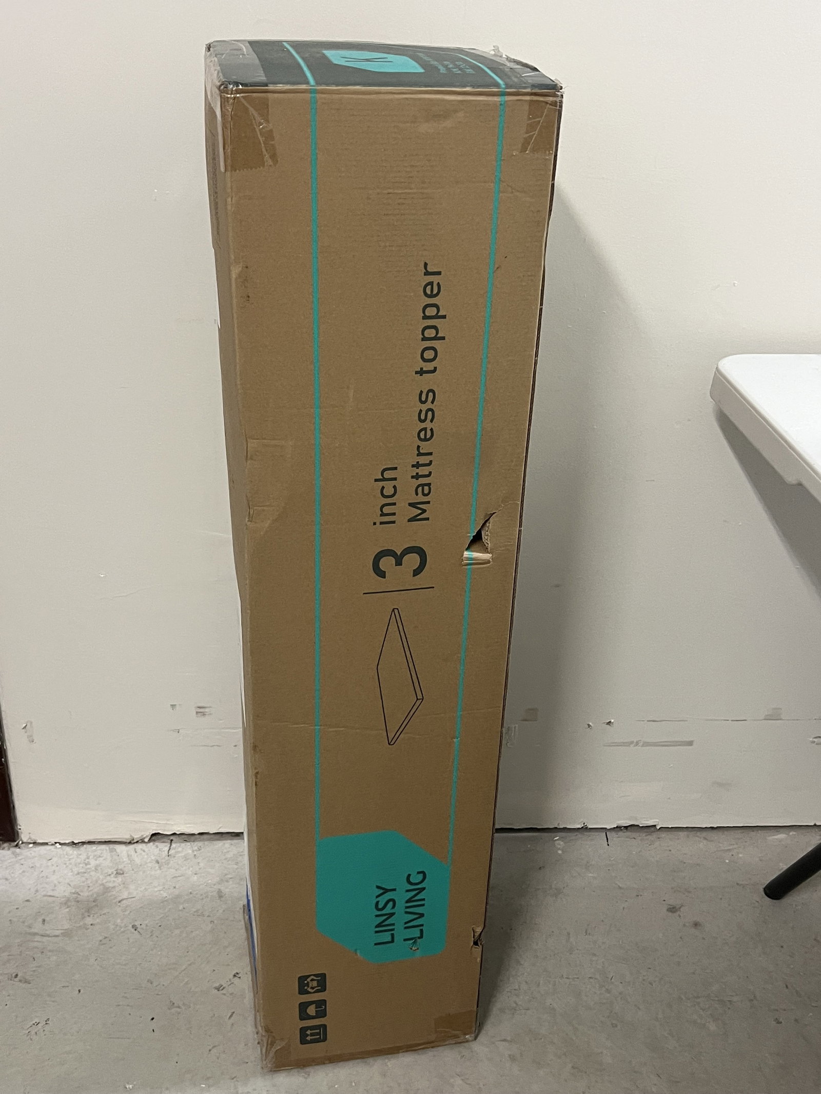 Linsy Living 3" Mattress Topper: New in box. King Size. Low Estimate: 10.00 High Estimate: 10000.00