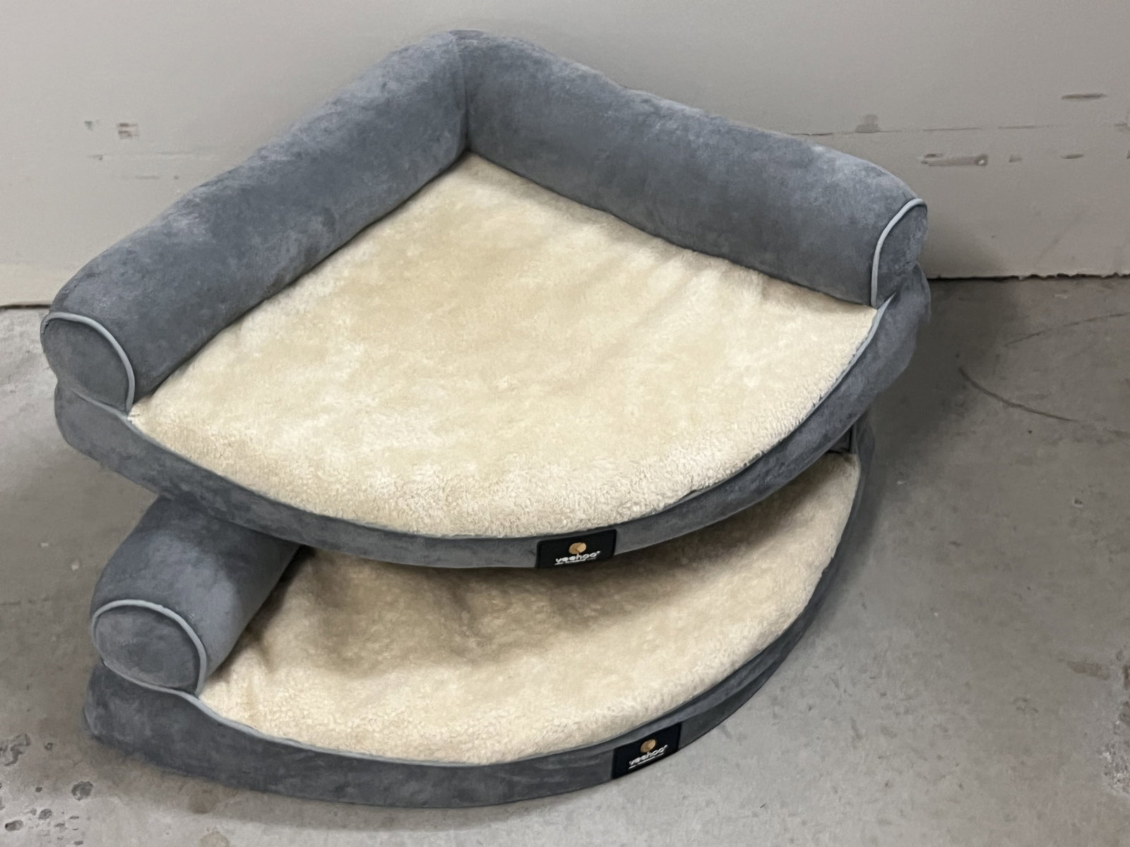 (2) Veehoo Corner Beds for Pets: Dimensions: 30" x 23" Condition: Lightly used, no small or soiling, nice. Low Estimate: 10.00 High Estimate: 10000.00
