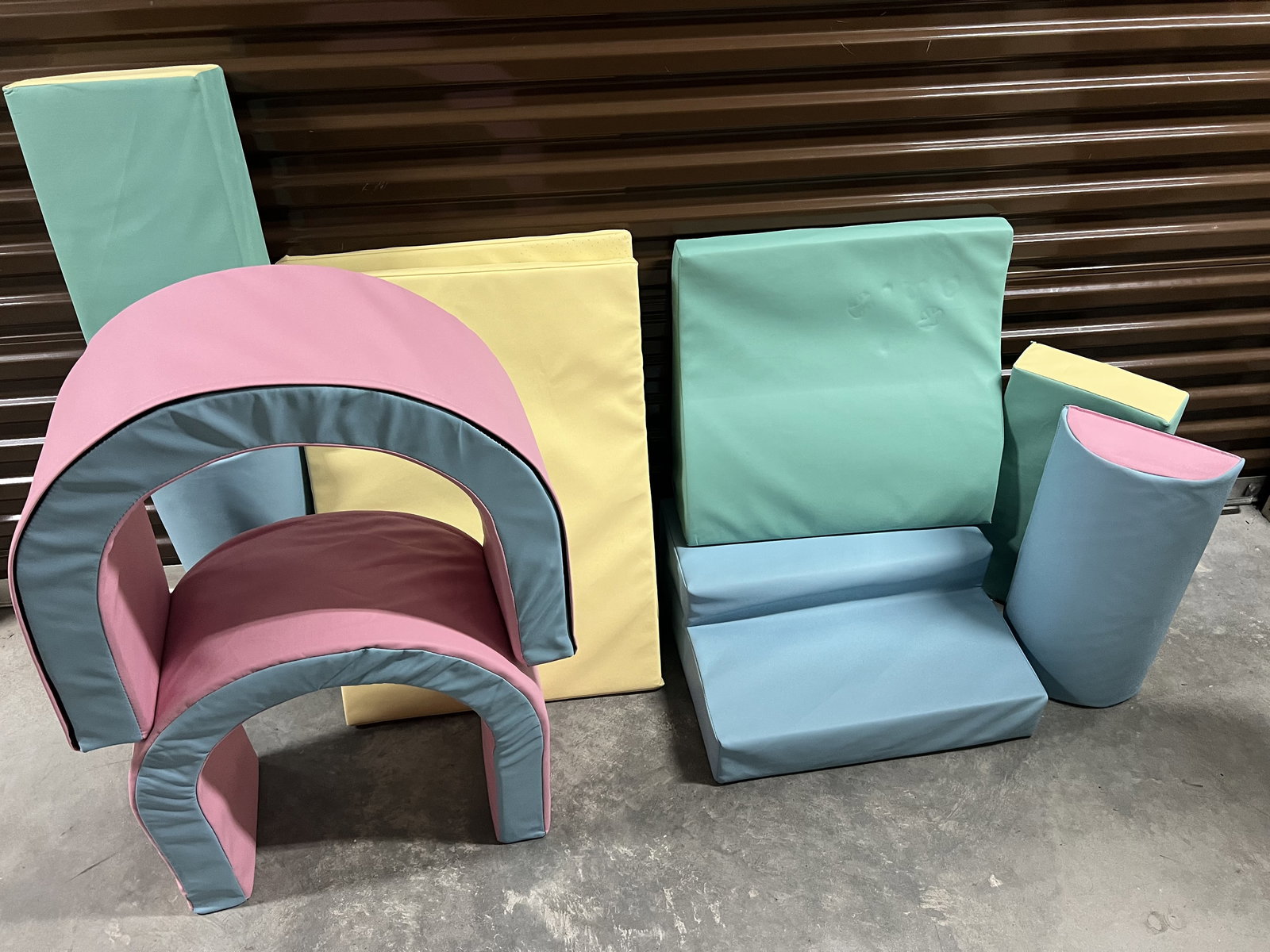 Kinder King Pet Climbing Set: Faux leather and foam climbing set. Dimensions: Largest piece: L 30" Condition: Lightly used, minor marks. Low Estimate: 10.00 High Estimate: 10000.00