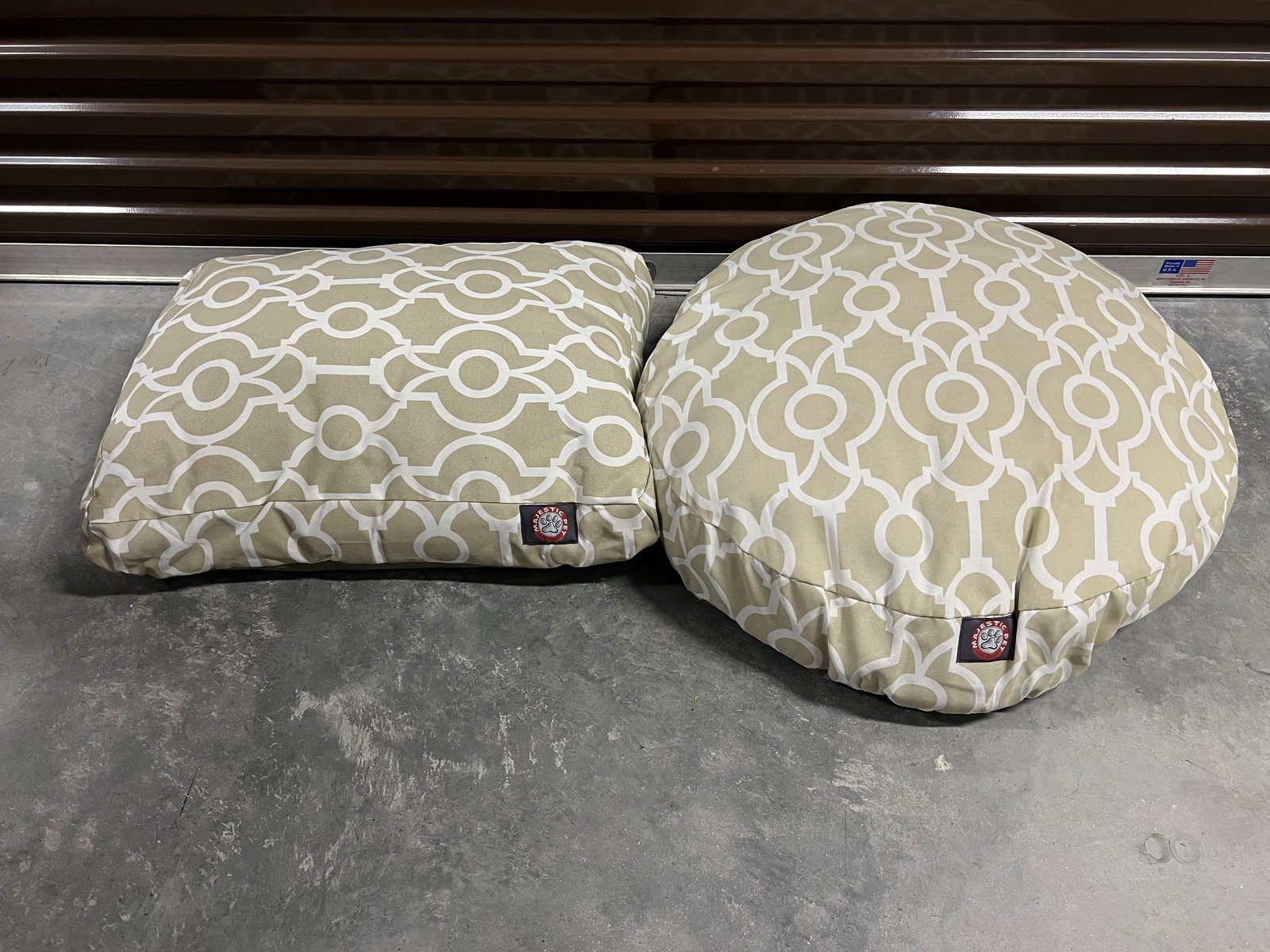 (2) Majestic Dog Beds: Magestic Pet. Dimensions: Rectangle: 28" x 20" Condition: Nice, clean, fluffy,used. Low Estimate: 10.00 High Estimate: 10000.00