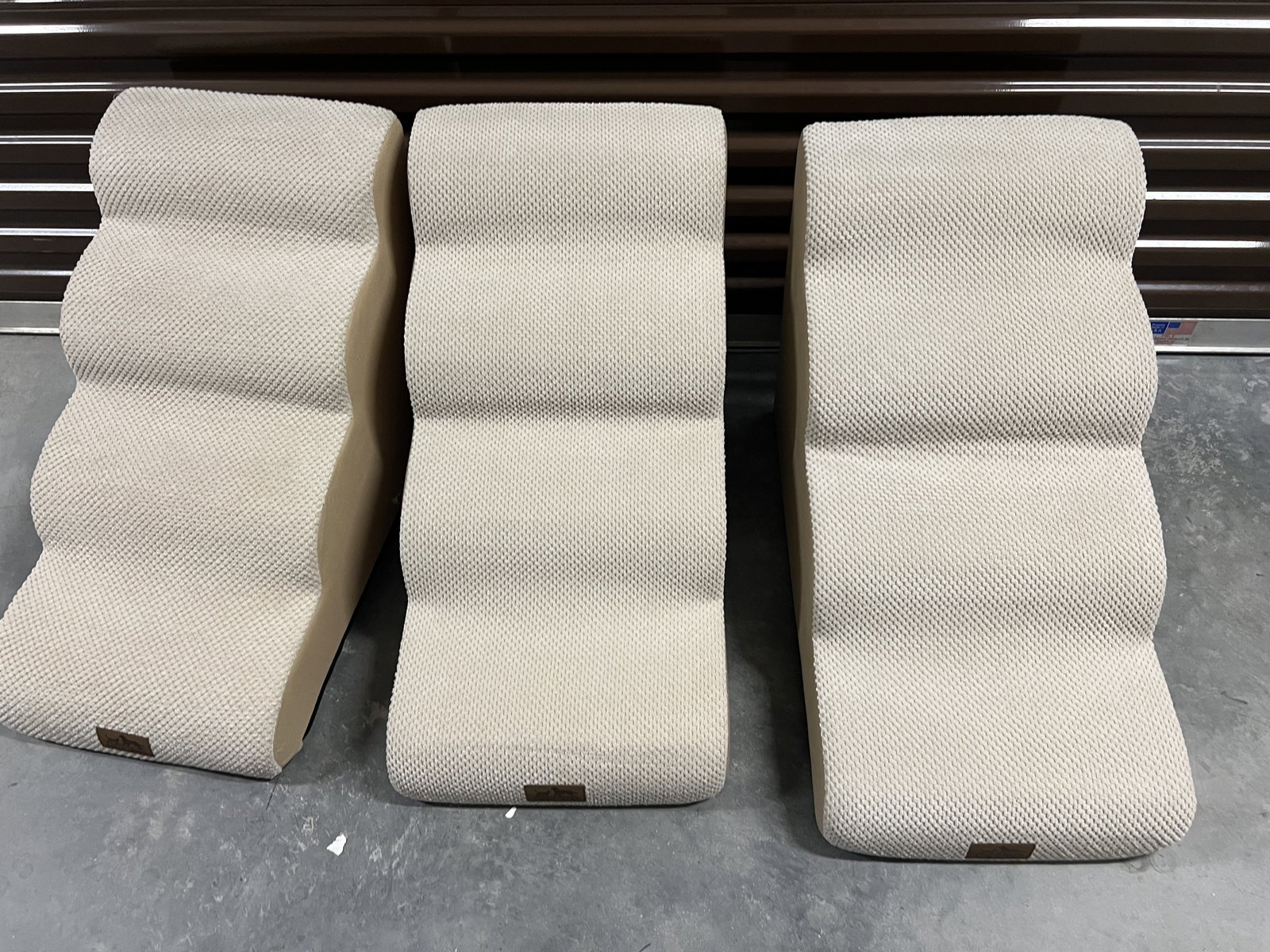 (3) Cozy Kiss Pet Stairs: Dimensions: L 27" x H 19" x W 15.5" Condition: Lightly used, very clean. Low Estimate: 10.00 High Estimate: 10000.00