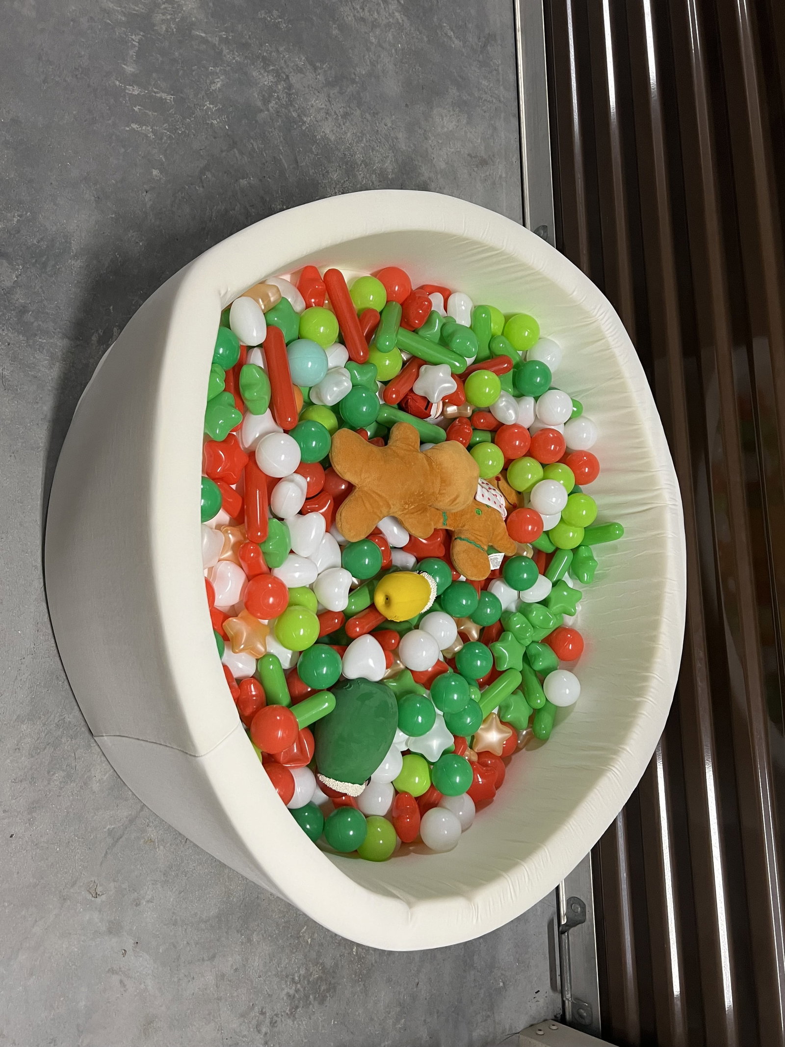Christmas Dog Foam Ball Pit and Toys: Foam pit for dogs with toys and balls. Dimensions: Dia: 34" x H 12" Condition: Lightly used. Low Estimate: 10.00 High Estimate: 10000.00