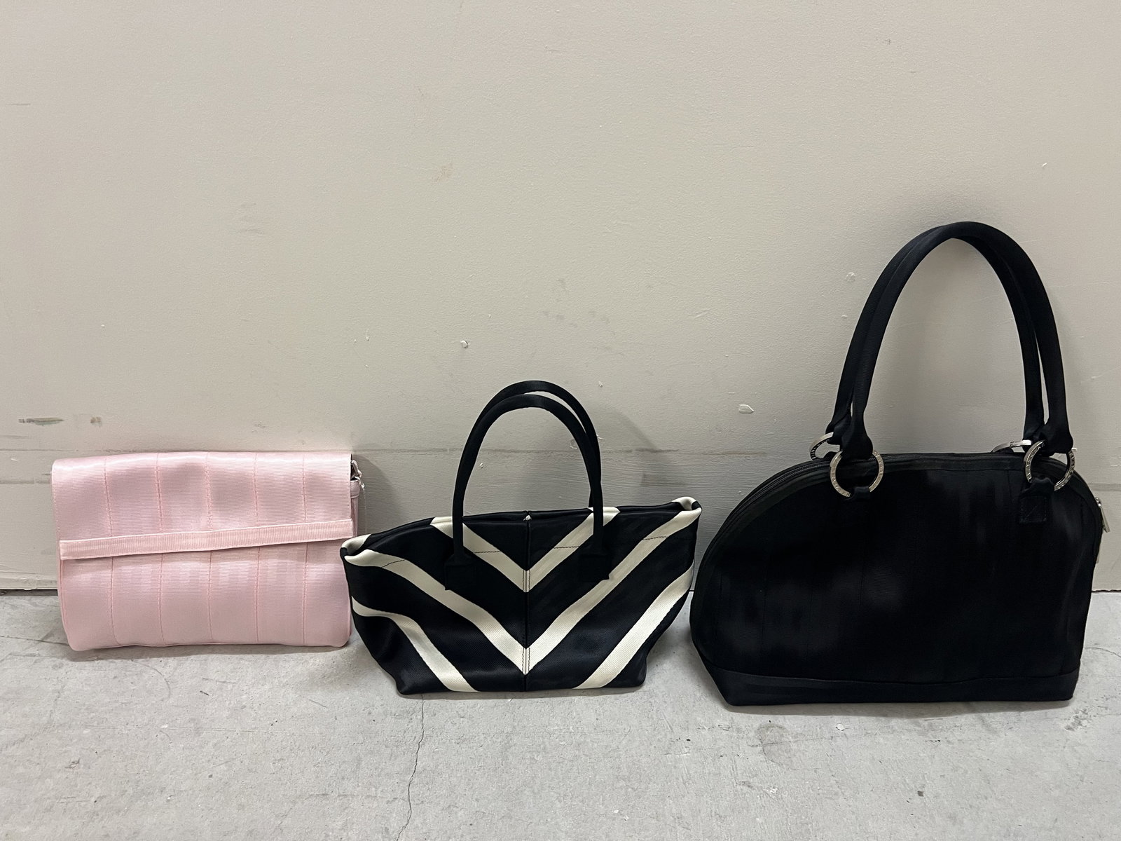 (3) Harveys Seatbelt Bags: One new, the others lightly used. Dimensions: Largest: L 16" x W 5" x H 12" (not including strap) Low Estimate: 10.00 High Estimate: 10000.00