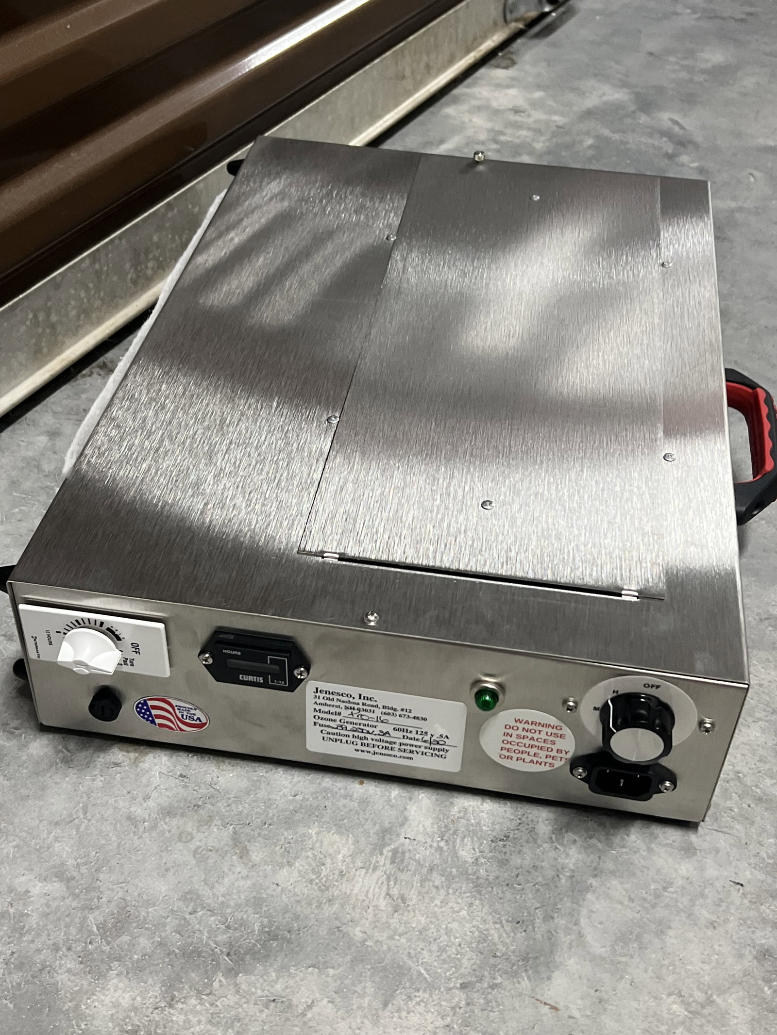 Jenesco Ozone Generator: Dimensions: L 19" x W 13" x D 4" Condition: Minor use Low Estimate: 10.00 High Estimate: 10000.00