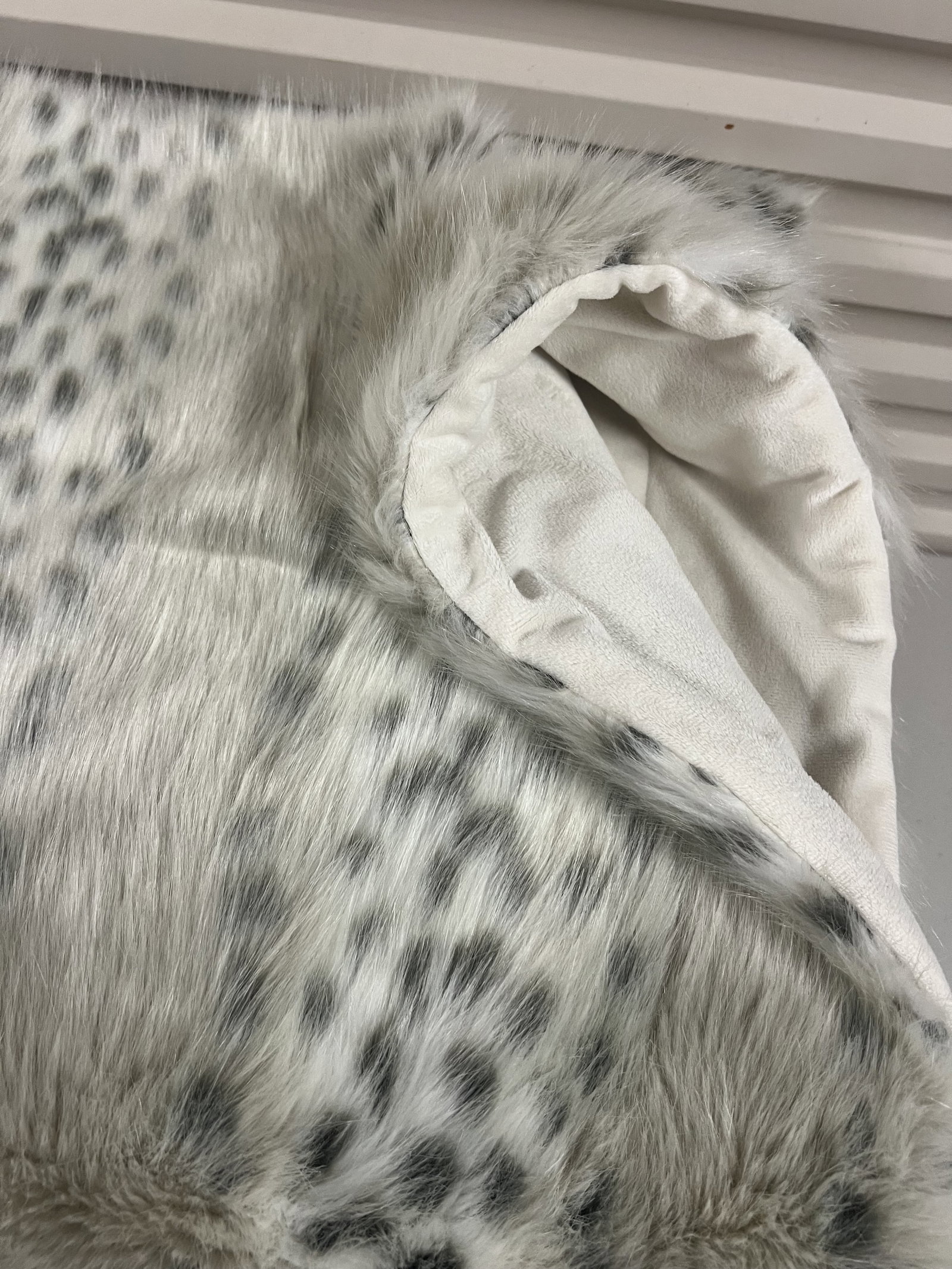 (2) Blankets Including Fur - 2