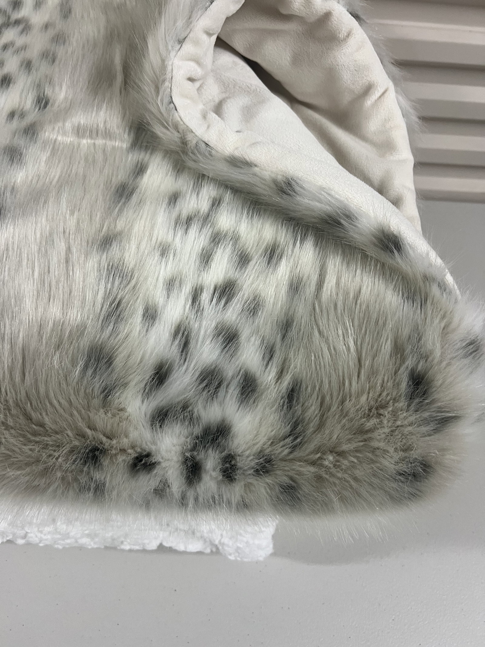(2) Blankets Including Fur - 3