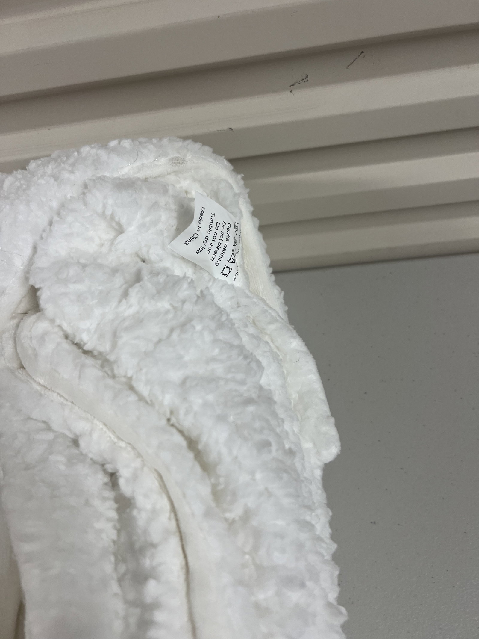 (2) Blankets Including Fur - 8