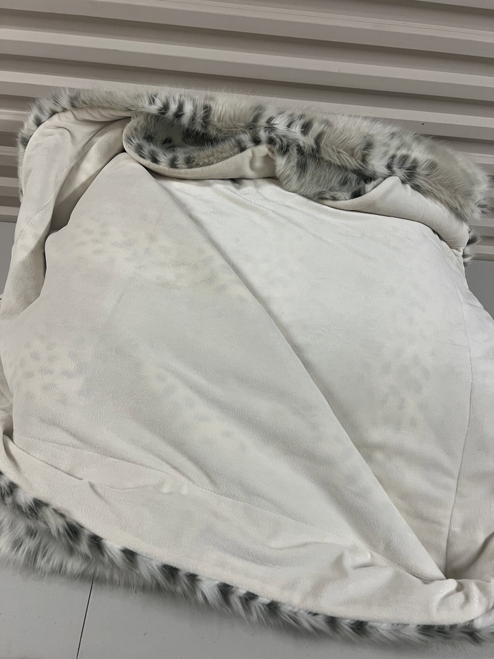 (2) Blankets Including Fur - 9