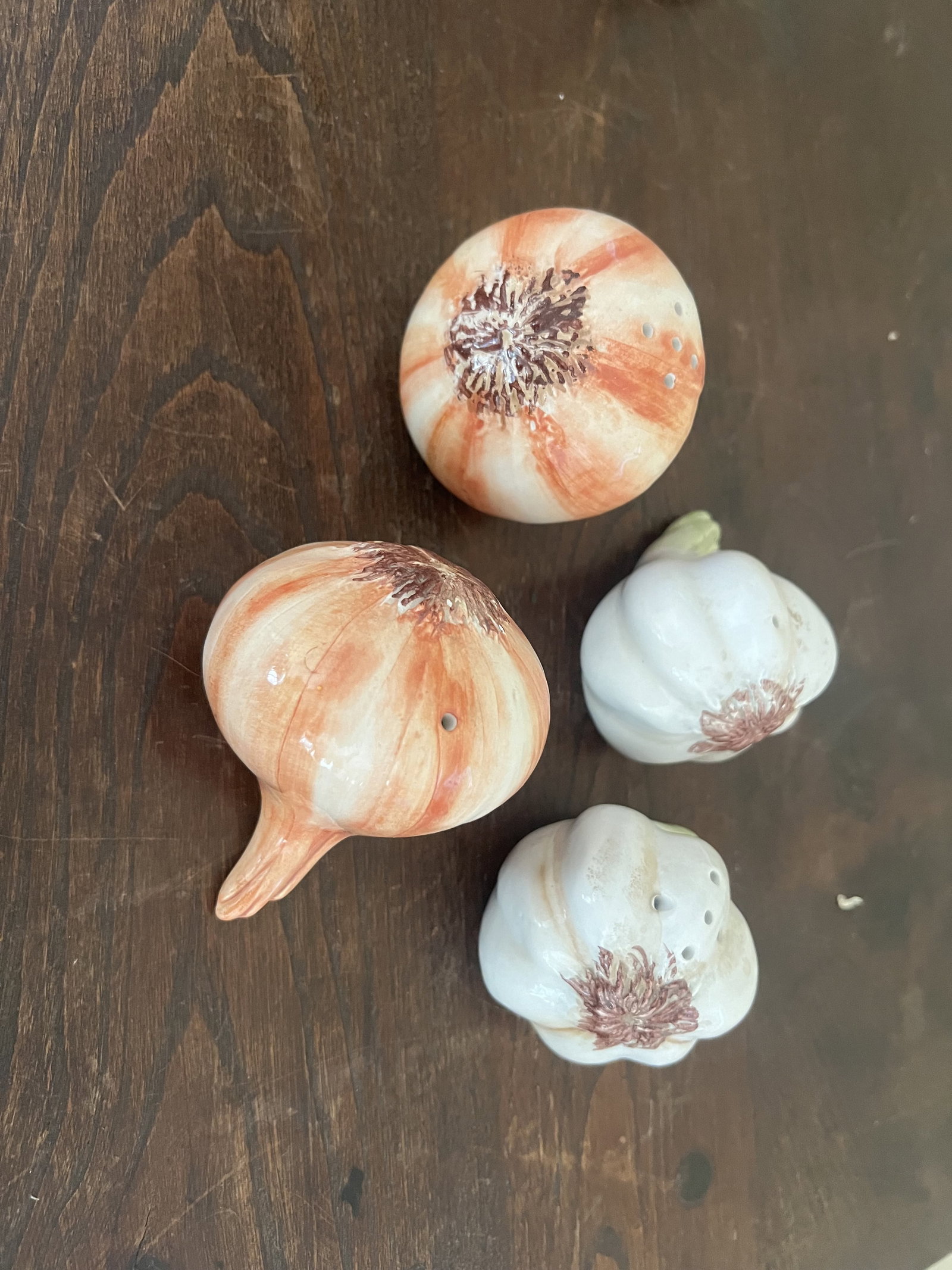 Garlic and Onion Salt and Pepper Shakers: Glazed pottery, vintage. Dimensions: Onion: 4" Condition: Used, good. Low Estimate: 10.00 High Estimate: 10000.00