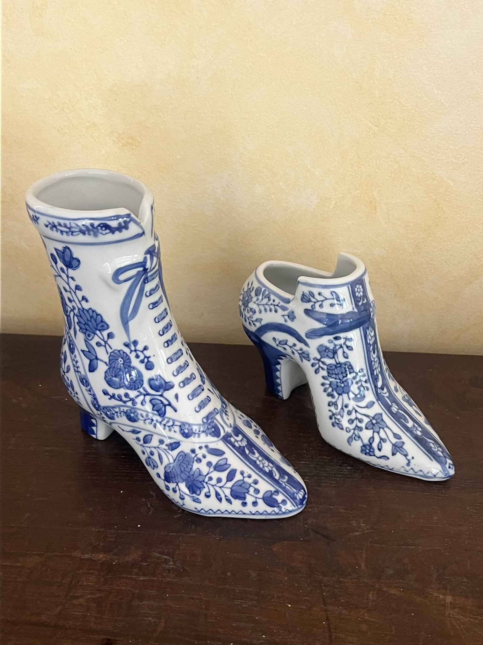 Blue and White Porcelain Shoes: Victorian style shoes in blue and white. Dimensions: Larger: H 7" x W 7" Condition: Presenting well. Low Estimate: 10.00 High Estimate: 10000.00