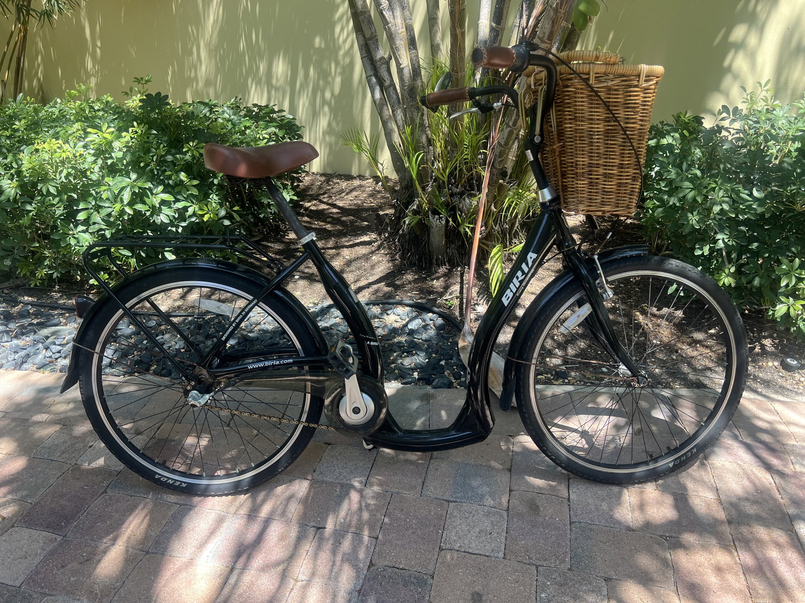 Biria Easy Boarding Bicycle Green: Bike in black. Well maintained, minor rust, garage kept. Rides nicely. Low Estimate: 10.00 High Estimate: 10000.00