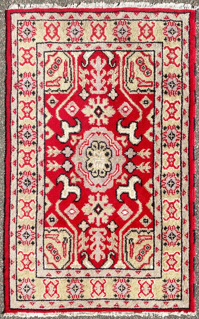 AGRA HAND KNOTTED RUG, 3.0 x 5.0, 91cm x 152cm: Agra rug that is hand knotted in India of 100 percent wool on a cotton foundation. The rug has full, wool piles and is in like new condition. This rug was acquired from a Virginia estate. Beautiful co