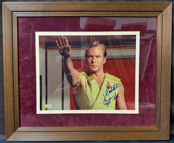 AUTOGRAPHED PHOTO OF WILLIAM SHATNERAS CAPTAIN JAMES T. KIRK FROM THE ORIGINAL STAR TREK SERIES WITH