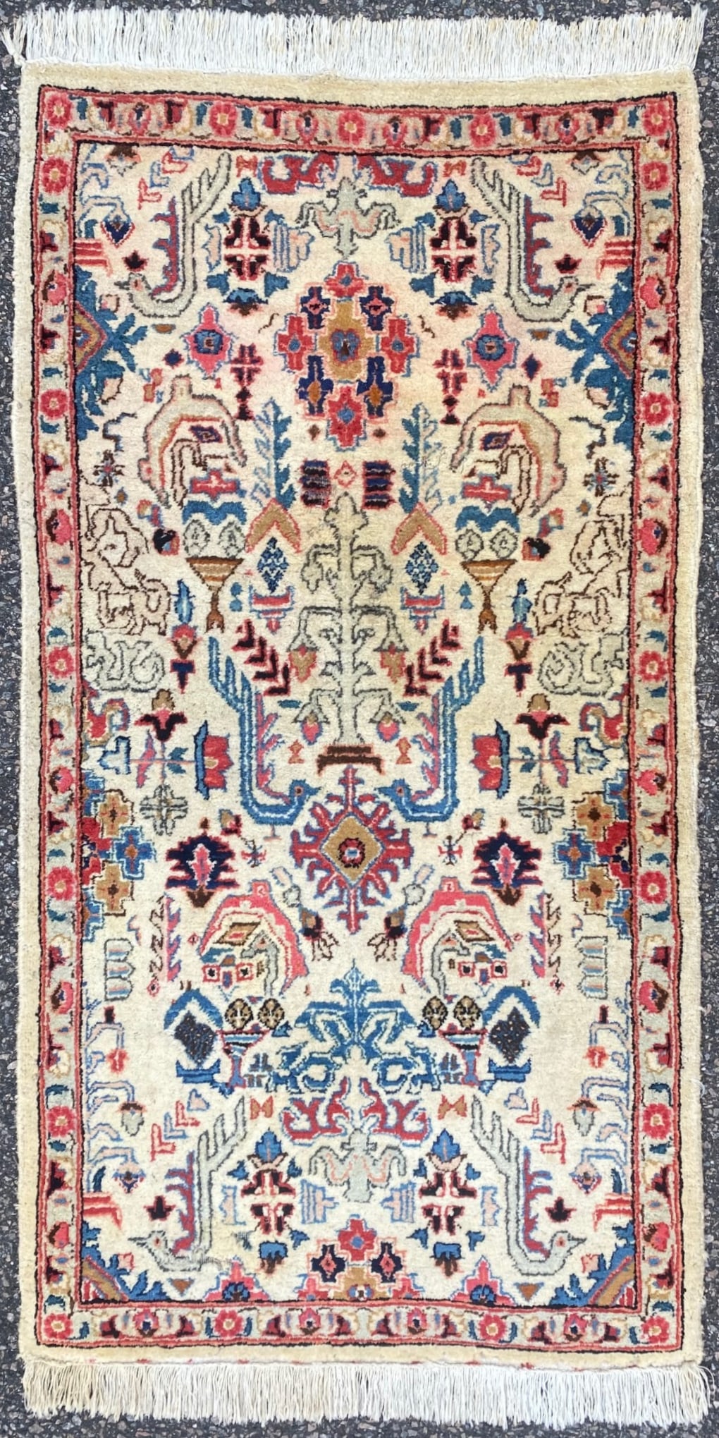 PICTORIAL BIDJAR HAND KNOTTED RUG WITH 200+ KPSI, 2.0 x 3.9 (61cm x 114cm): Bidjar rug was hand knotted in India of 100% natural wool with a cotton foundation. This rug has full wool piles and is in excellent condition, with knots per square inch in excess of 200+. Beautiful