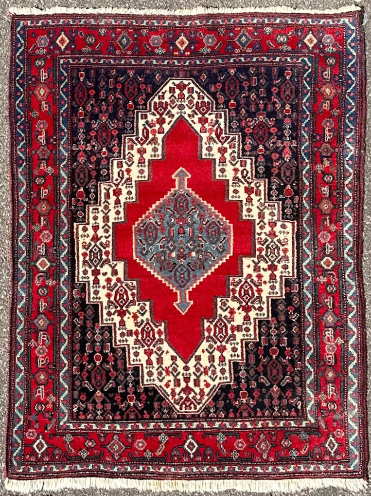 VINTAGE PERSIAN SENEH HAND KNOTTED RUG, 4.1 x 5.5 (124cm x 165cm): Vintage Persian Seneh rug was hand knotted in Iran of 100 percent wool on a cotton foundation. This rug is 40+ years old, has full wool piles and is in like new. Nice colors with excellent quality. No