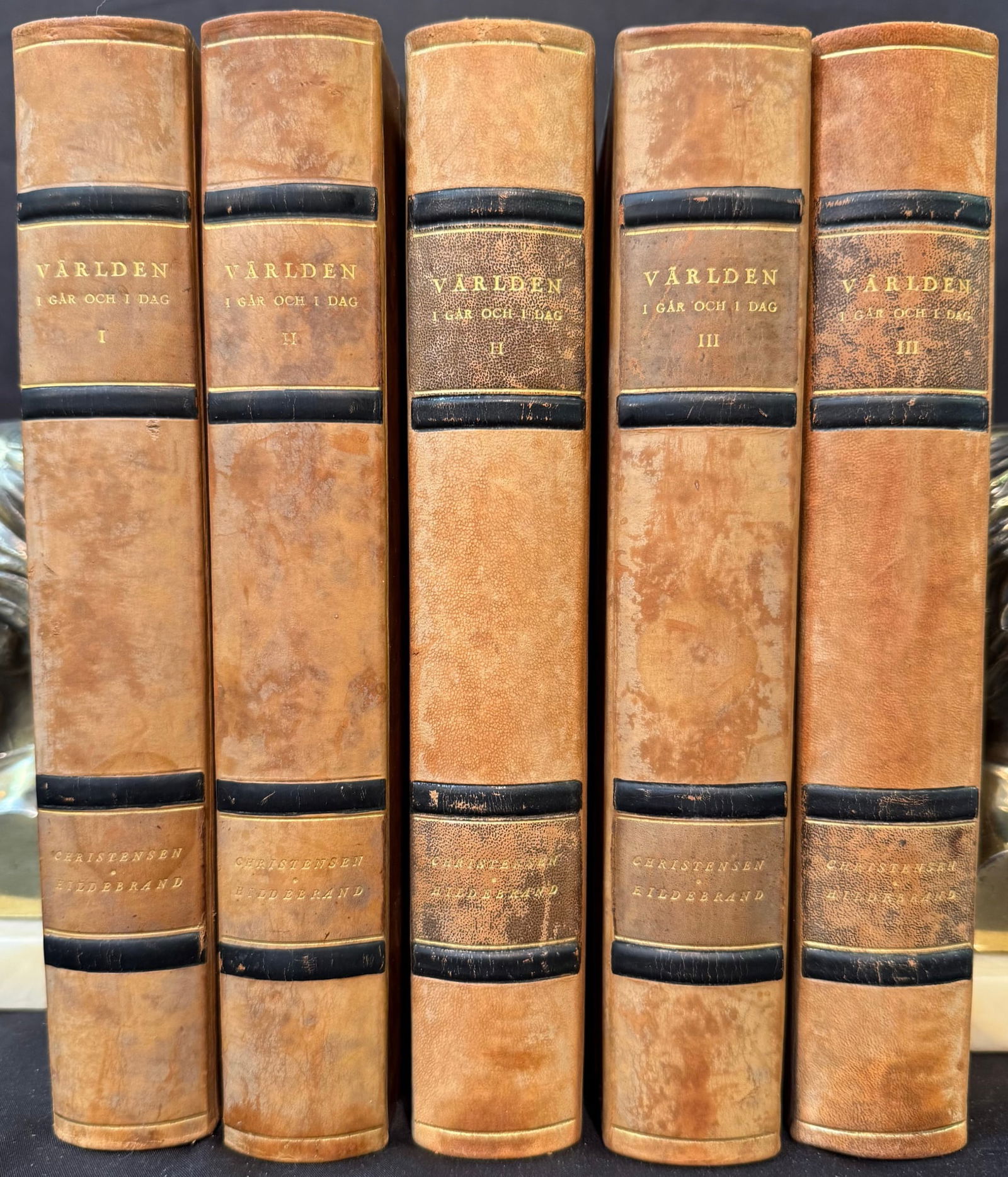 VARLDEN I GAR OCH I DAG, 5 VOLUMES, 1936: 1936. Stockholm. Bokforlaget Natur Och Kultur, Publisher. 5 volumes. All volumes Very Good+ condition. Written entirely in Swedish. All volumes are bound in tan full leather hard covers, and are