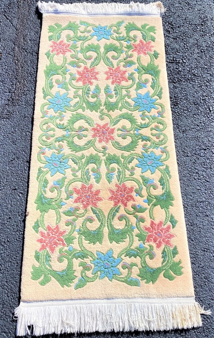 HAND KNOTTED 90 LINE AUBUSSON RUG – 2.4 x 5.1: Aubusson carved rug was hand knotted in China of 100% natural wool. The rug has very thick (1 inch) wool piles and is in excellent condition. The wool is exceptionally high quality and is very shiny.