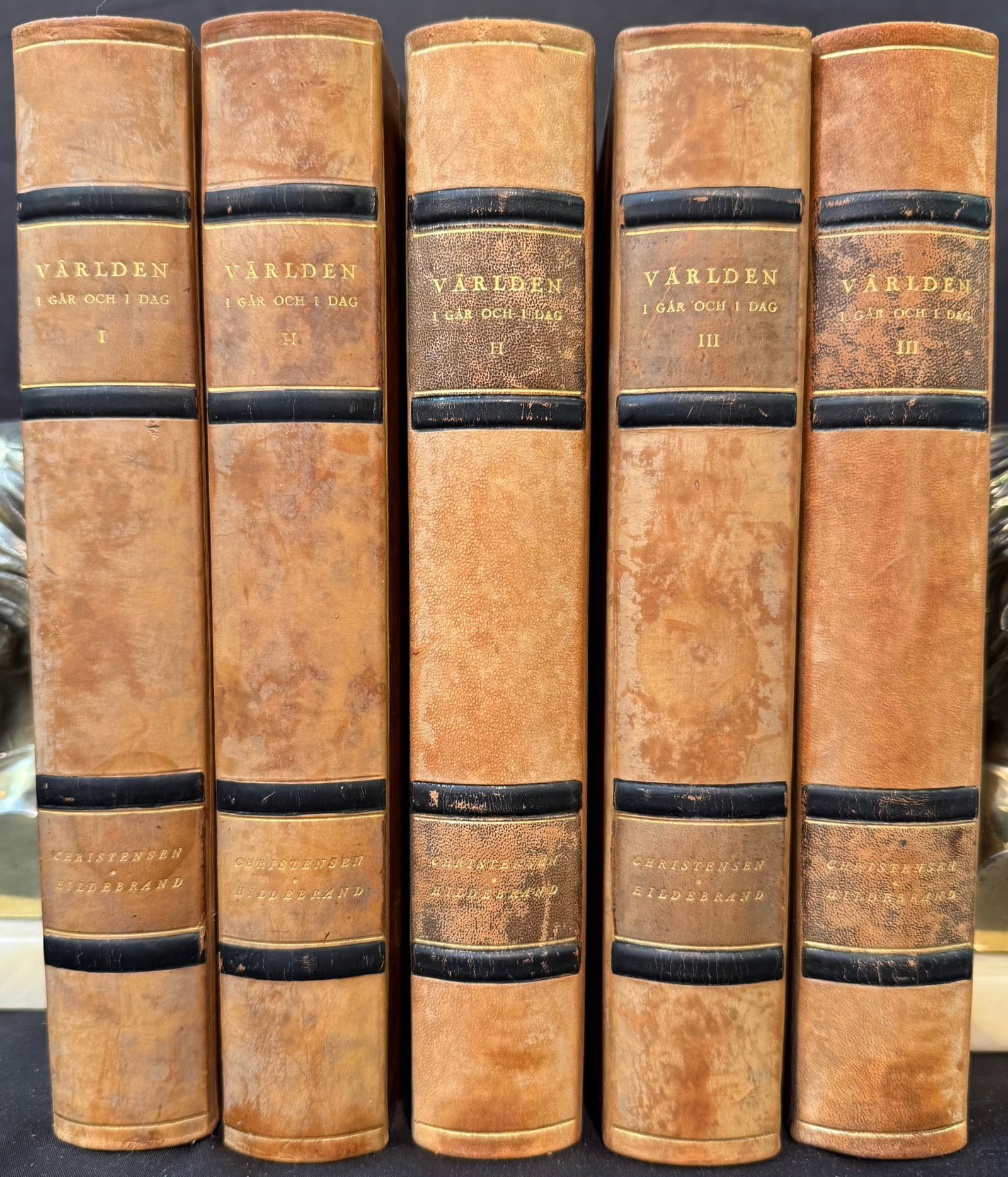 VARLDEN I GAR OCH I DAG, 5 VOLUMES, 1936: 1936. Stockholm. Bokforlaget Natur Och Kultur, Publisher. 5 volumes. All volumes Very Good+ condition. Written entirely in Swedish. All volumes are bound in tan full leather hard covers, and are brown