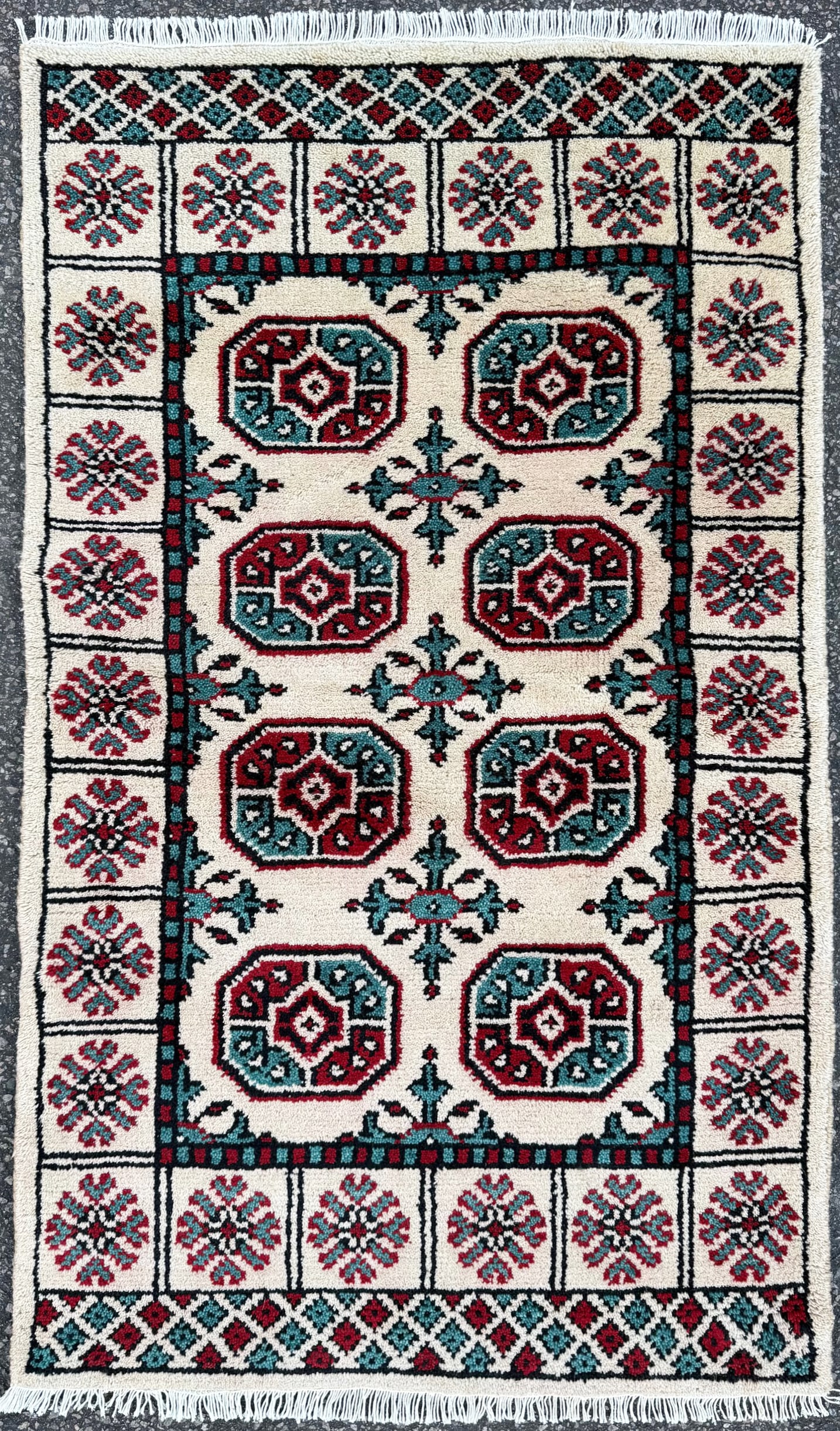BUKHARA HAND KNOTTED RUG, NEW, 3.0 x 5.0 (91cm x 152cm): New Bukhara rug was hand knotted in Turkey of 100% natural wool on a cotton foundation. This rug has full wool piles and is in brand new condition. Beautiful colors with excellent quality. No holes or