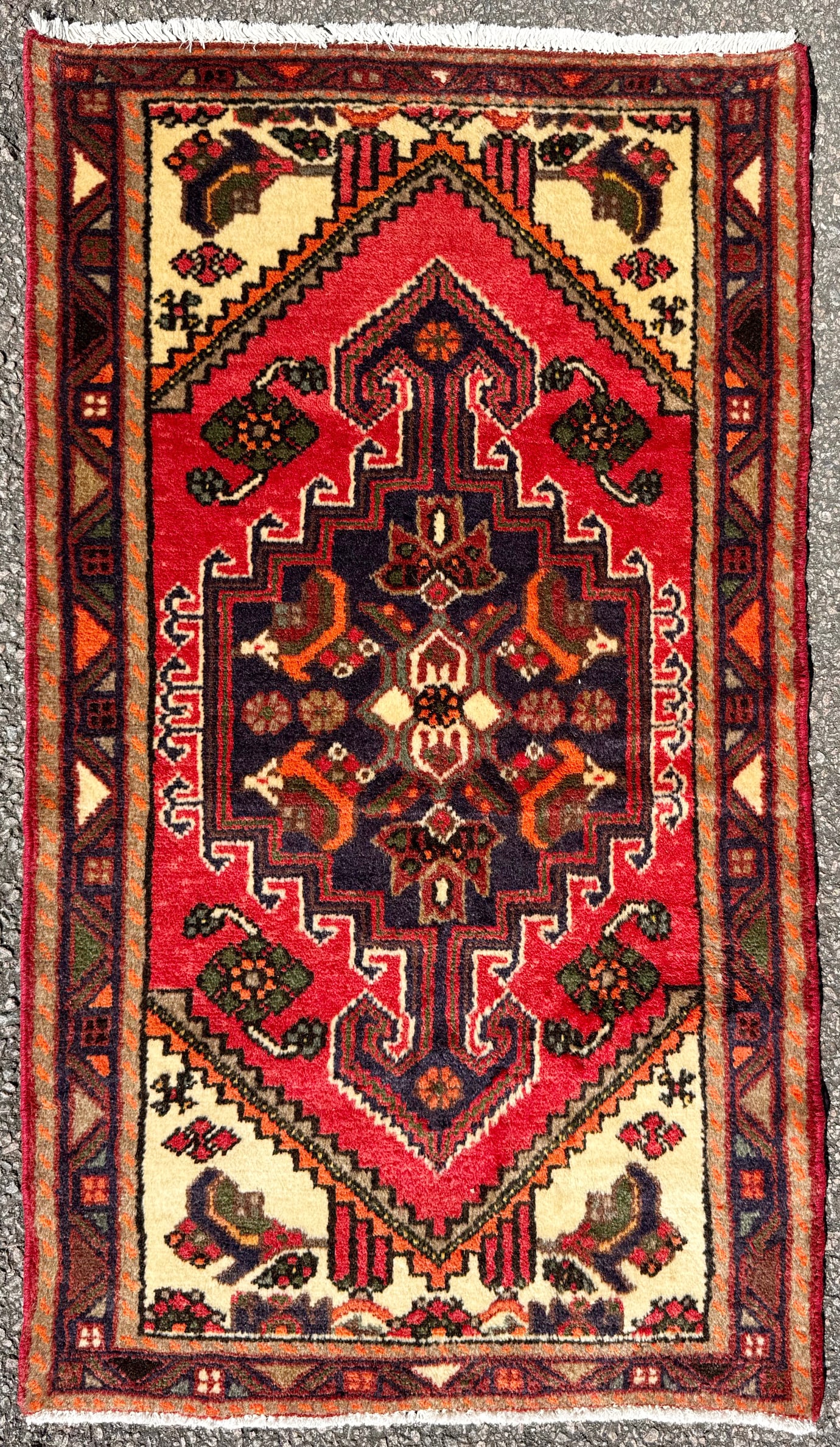 EXCEPTIONAL PERSIAN HERIZ RUG, GEOMETRIC MEDALLION, IVORY SQANDRELS. HAND KNOTTED, 2.4 x 4.0 (71cm x: Vintage Persian Heriz rug was hand knotted in Iran of 100% natural wool on a cotton foundation. This rug is 50+ years old, is distinguished by its powerful geometric medallion and striking color contr