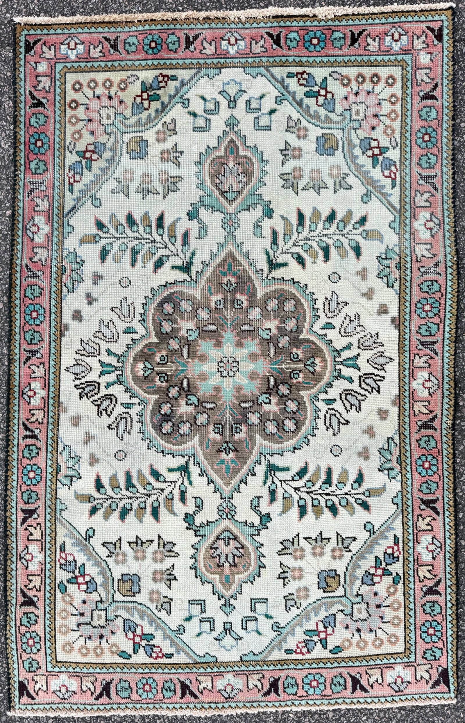 ANTIQUE PERSIAN KASHMAR HAND KNOTTED RUG, 3.2 x 4.10 (97cm x 147cm): Antique, Persian Kashmar rug was hand knotted in Iran of 100% natural wool on a cotton foundation. This rug is 80+ years old, has medium to low wool piles and is in excellent condition for its age. Be