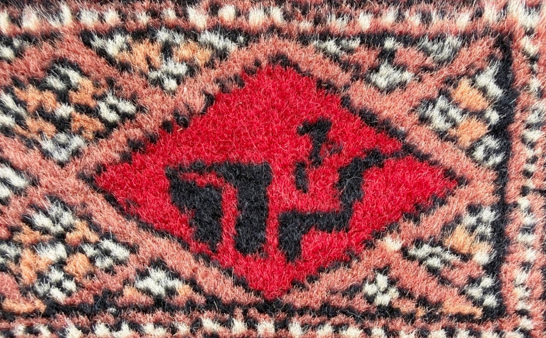 SIGNED JALDAR HAND KNOTTED WOOL RUG, 3.1 x 4.10 (94cm x 147cm) - 3