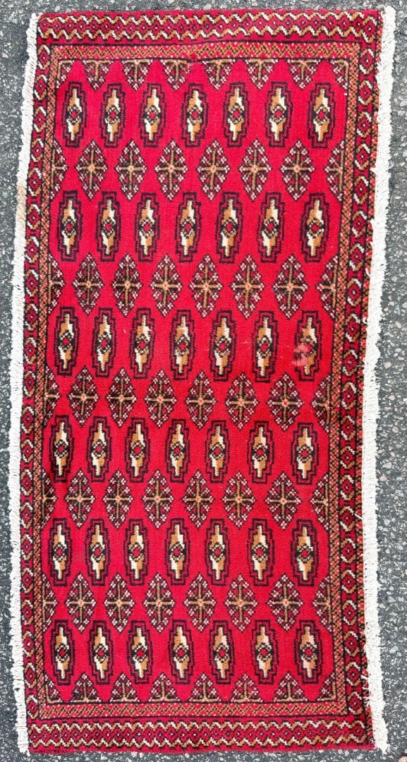 BUKHARA HAND KNOTTED RUG, 1.10 x 4.0 (56cm x 122cm): Bukhara Tekke rug was hand knotted in Pakistan of 100% natural wool on a cotton foundation. This rug is 30+ years old, has full wool piles and is in excellent condition. Beautiful colors