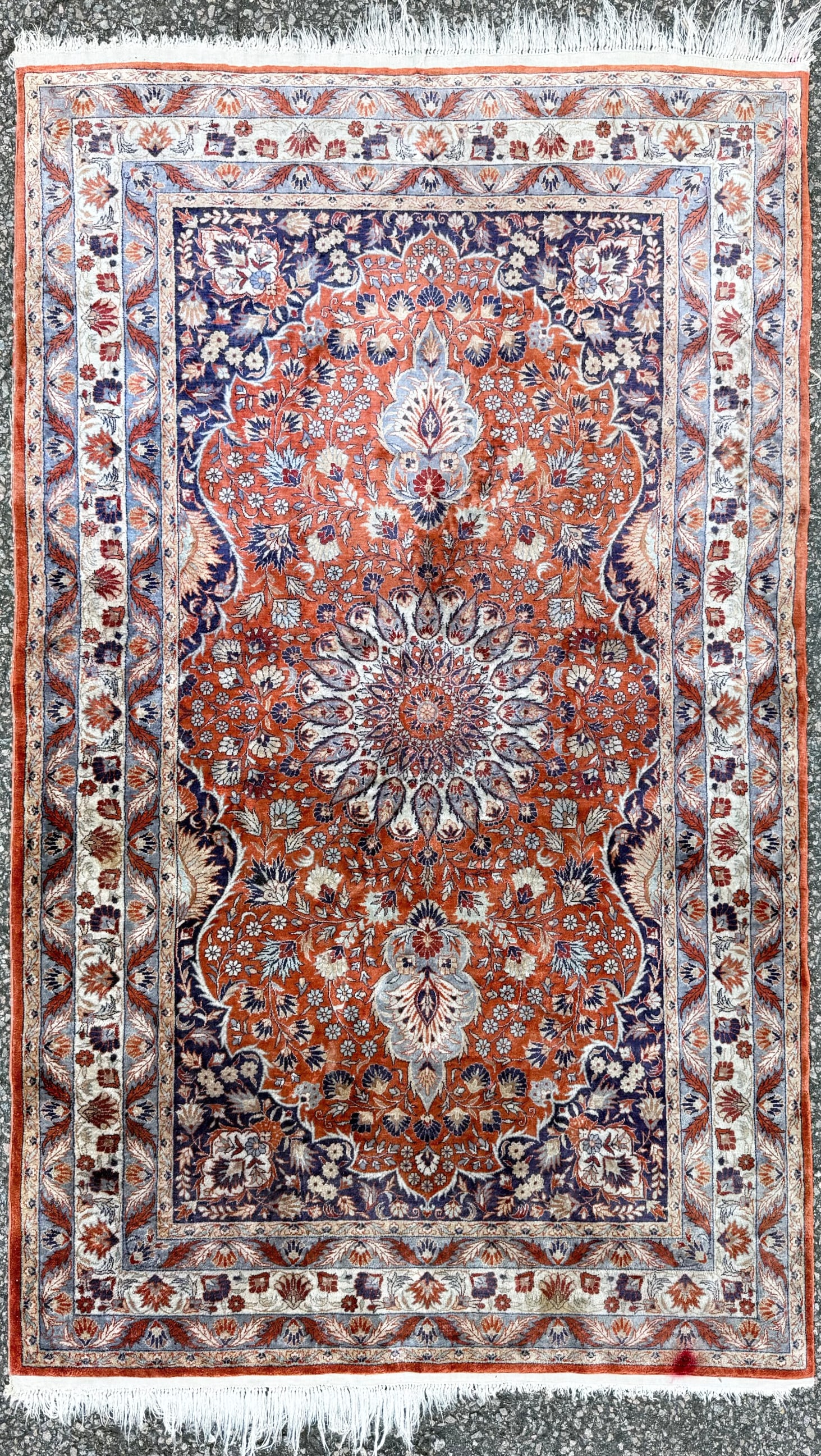 KASHMIR WOOL HAND KNOTTED RUG WITH 650+ KPSI, 3.0 x 4.11 (91cm x 150cm): This Kashmir rug, was hand knotted in India of 100% wool on a cotton foundation. This rug has full wool piles and is in excellent condition. This rug has knots per square inch in excess of 650+ KPSI, 
