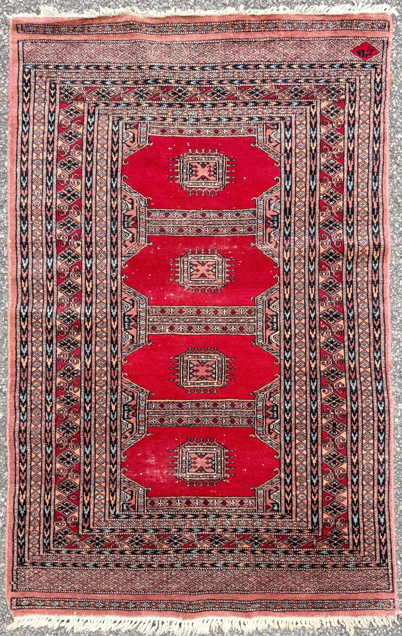 SIGNED JALDAR HAND KNOTTED WOOL RUG, 3.1 x 4.10 (94cm x 147cm): Signed Jaldar rug was hand knotted in Pakistan of 100% natural wool on a cotton foundation. This rug is 40+ years old, it has medium to low wool piles and is in excellent condition for its age. This r