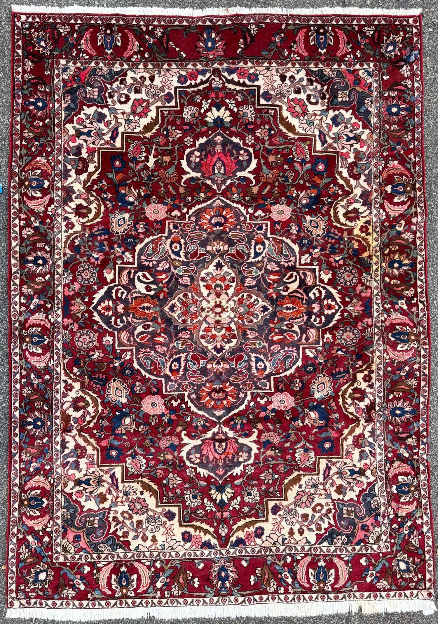 PERSIAN BAKHTIARI HAND KNOTTED RUG, 6.10 x 9.7 (208cm x 292cm): This Persian Bakhtiari rug was hand knotted in Iran of 100% natural wool on a cotton foundation. The rug is 40+ years old, has full wool piles and is in excellent condition for its age. Beautiful