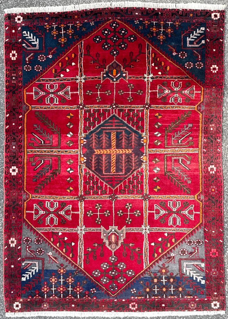 VINTAGE PERSIAN SHIRAZ PICTORIAL HAND KNOTTED RUG, 5.4 x 7.4 (163cm x 224cm): This Vintage Persian Shiraz rug was hand knotted in Iran of 100% natural wool on a wool foundation. The rug is at least 60+ years old, has full to medium wool piles and is in excellent condition for i