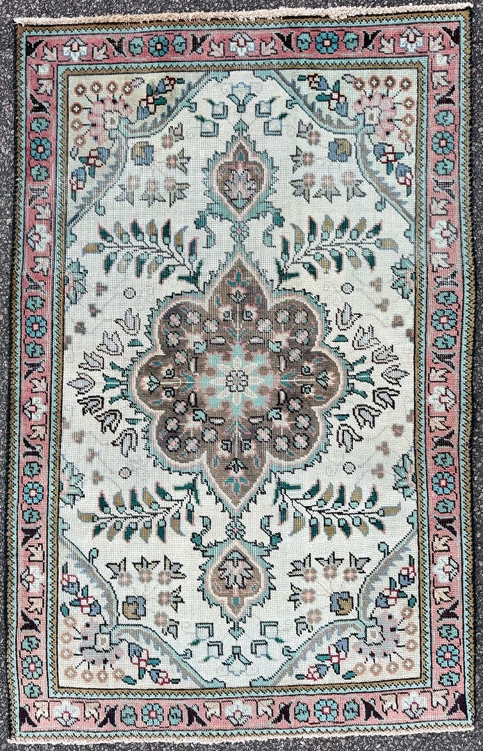 ANTIQUE PERSIAN KASHMAR HAND KNOTTED RUG, 3.2 x 4.10 (97cm x 147cm): Antique, Persian Kashmar rug was hand knotted in Iran of 100% natural wool on a cotton foundation. This rug is 80+ years old, has medium to low wool piles and is in excellent condition for its ag