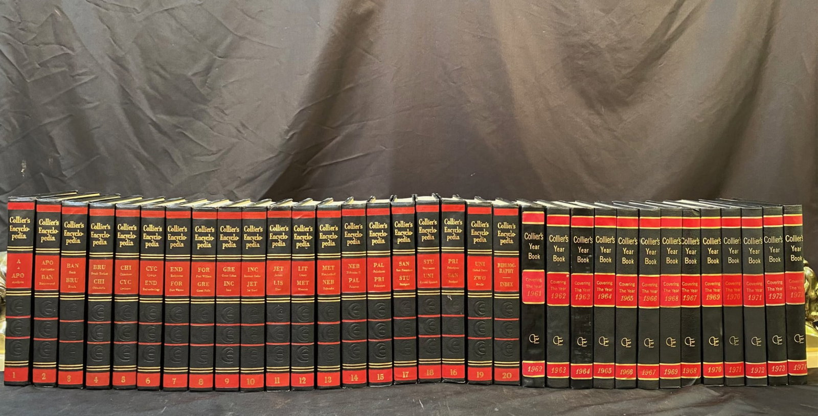 COLLIERS ENCYCLOPEDIA SET, 20 VOLUMES AND 13 YEARBOOKS, 1961 (1 of 6)