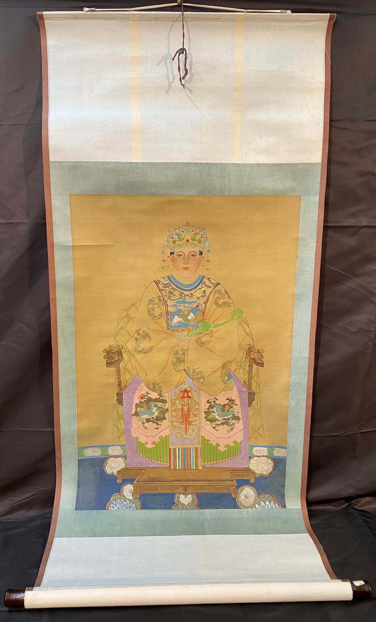 CHINESE SCROLL PAINTING, POSSIBLY AN EMPEROR ? 25 IN x 59 IN: A Chinese scroll painting depicting a powerful man, possibly an Emperor. A beautiful painting, using gold paint in a few areas, attached to a silk backing. The entire scroll measures 25 inches X 59 in