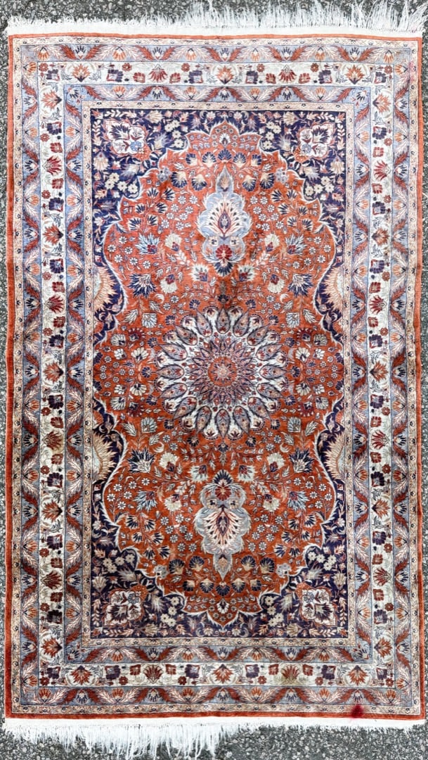 KASHMIR WOOL HAND KNOTTED RUG WITH 650+ KPSI, 3.0 x 4.11 (91cm x 150cm): This Kashmir rug was hand knotted in India of 100 percent wool on a cotton foundation. This rug has full wool piles and is in excellent condition. This rug has knots per square inch in exces