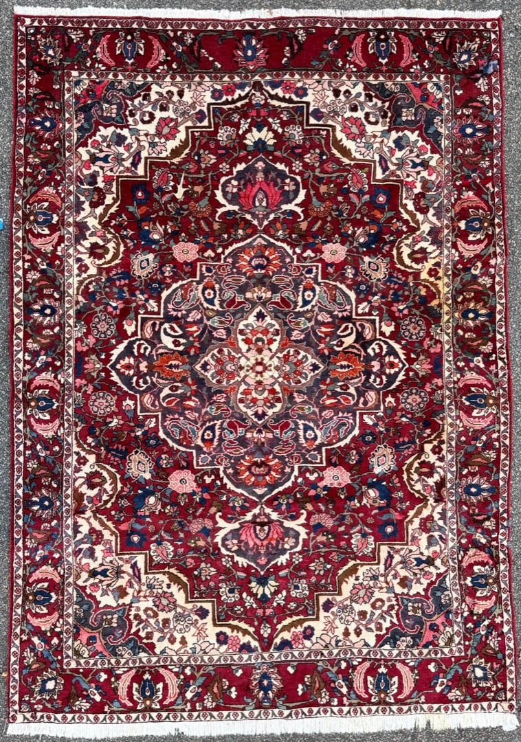 PERSIAN BAKHTIARI HAND KNOTTED RUG, 6.10 x 9.7 (208cm x 292cm): Persian Bakhtiari rug was hand knotted in Iran of 100 percent natural wool on a cotton foundation. The rug is 40+ years old, has full wool piles and is in excellent condition for its age. Beautiful c