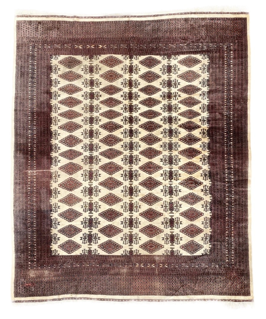SIGNED JALDAR HAND KNOTTED WOOL RUG, 8.2 x 9.10 (249cm x 300cm): Offered here is a signed Jaldar rug was hand knotted in Pakistan of 100 percent natural wool on a cotton foundation. This rug is 40+ years old, it has medium wool piles and is in excellent c