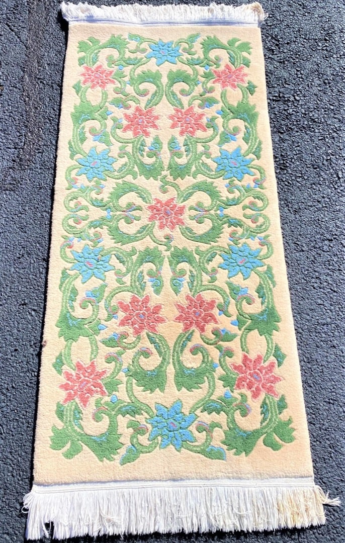 HAND KNOTTED 90 LINE AUBUSSON RUG ? 2.4 x 5.1
