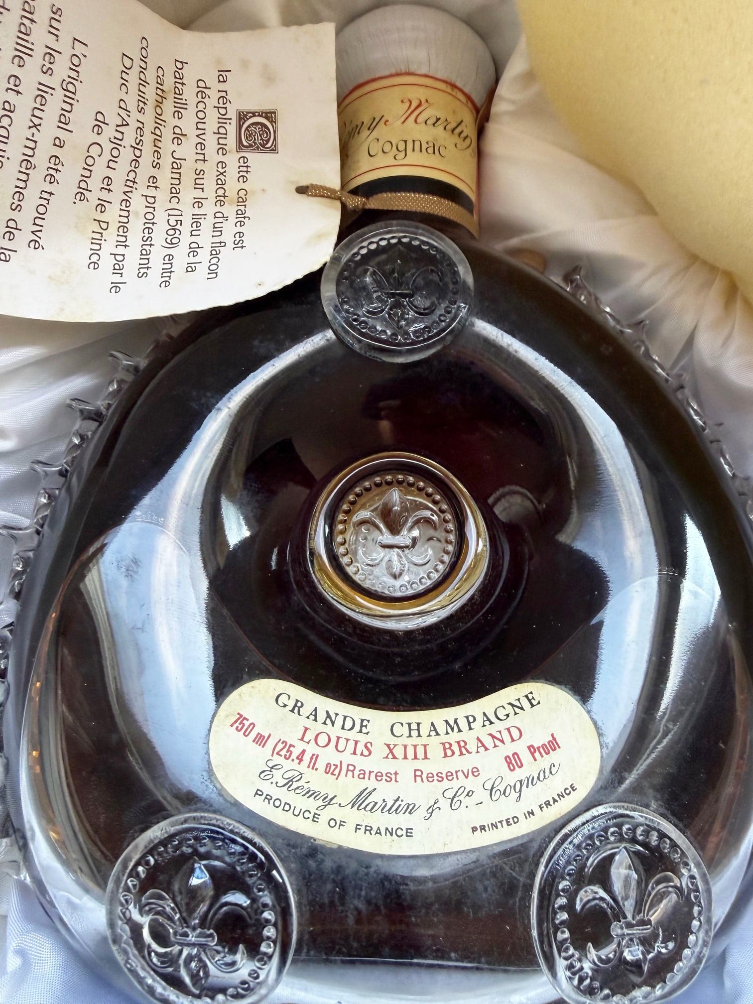 R?MY MARTIN LOUIS XIII COGNAC IN BACCARAT CRYSTAL DECANTER, PROPERTY FROM THE FAMILY OF PIERRE: A rare opportunity to acquire a Louis XIII cognac of exceptional pedigree, preserved within the personal cellar of Pierre Chambrin, Executive Chef to multiple U.S. Presidents (1989-1994), and off