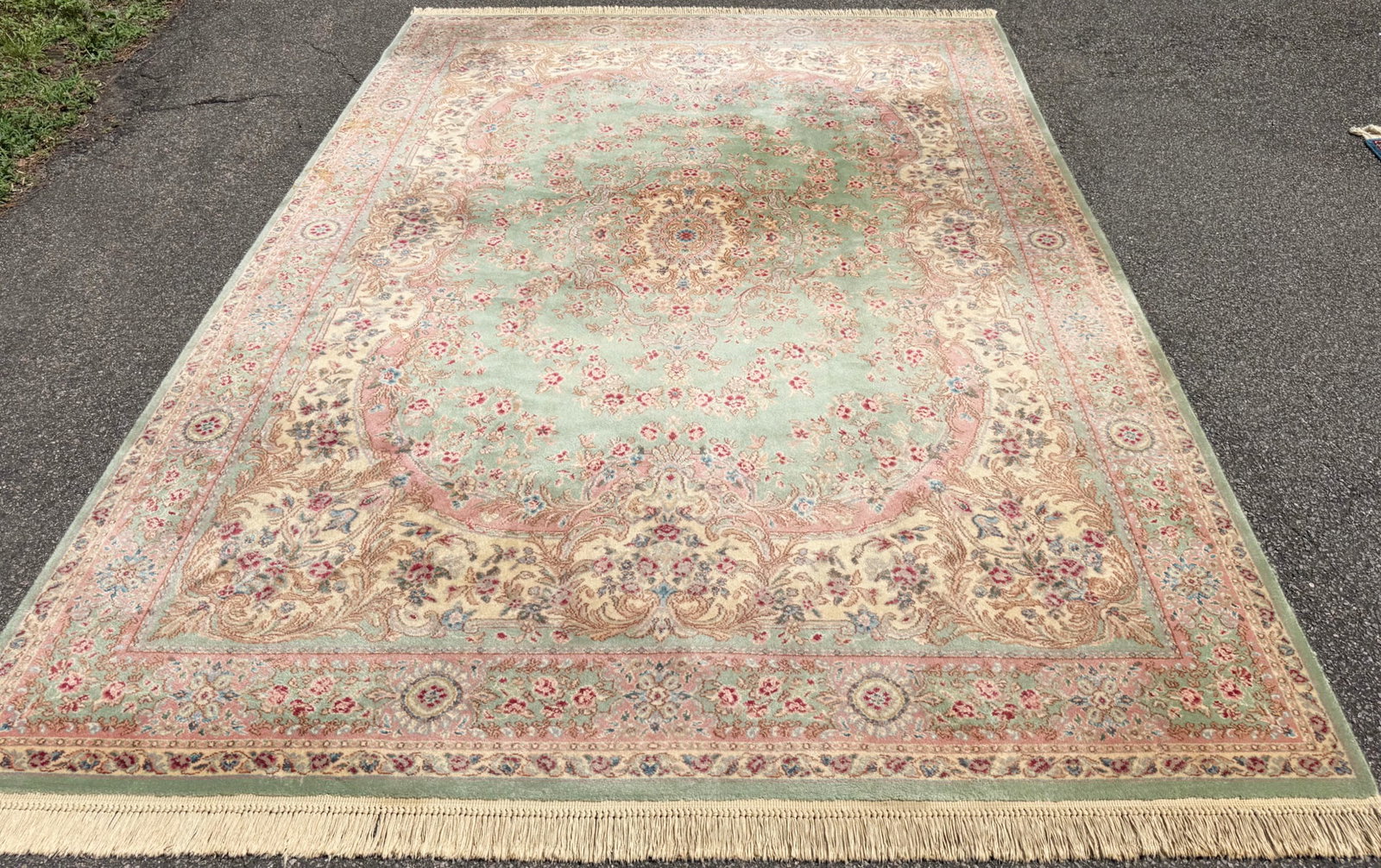 KARASTAN KERMAN RUG, 8.7 x 12.10 (262cm x 391cm): Offered here is a Karastan Kerman rug, made of 100 percent natural wool on a cotton foundation. This rug is woven in the Persian Kerman tradition, one of the most recognizable luxury decorative a